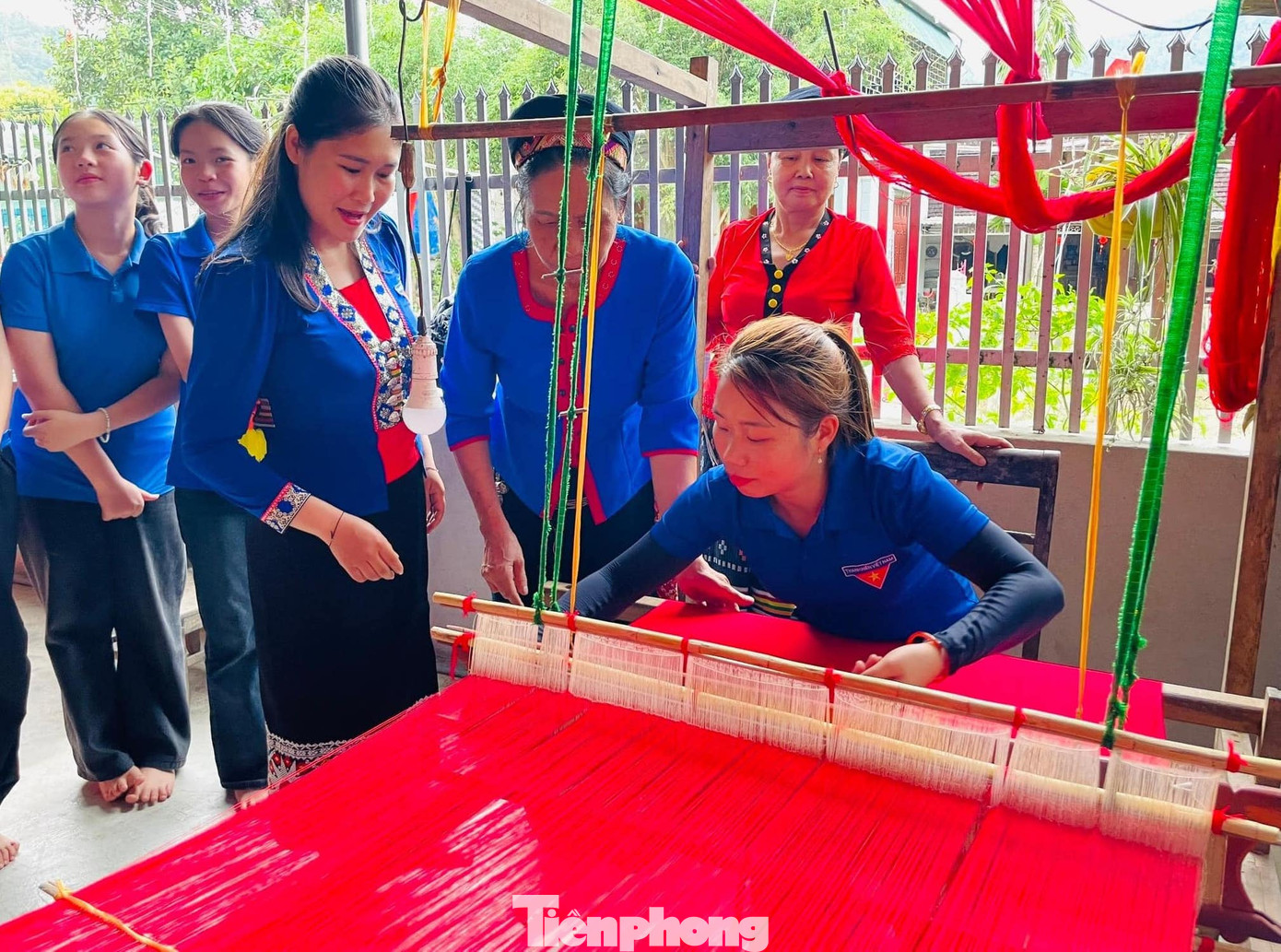 Chị Lô Thị Lan - Bí thư Đoàn thị trấn Thạch Giám cho hay, để thêu được tấm bản đồ, các đoàn viên đã nhờ một thành viên CLB Dân ca, dân vũ bản Mác, thị trấn Thạch Giám và một giáo viên có năng khiếu về hội họa vẽ phác họa tấm bản đồ và tư vấn thêu.