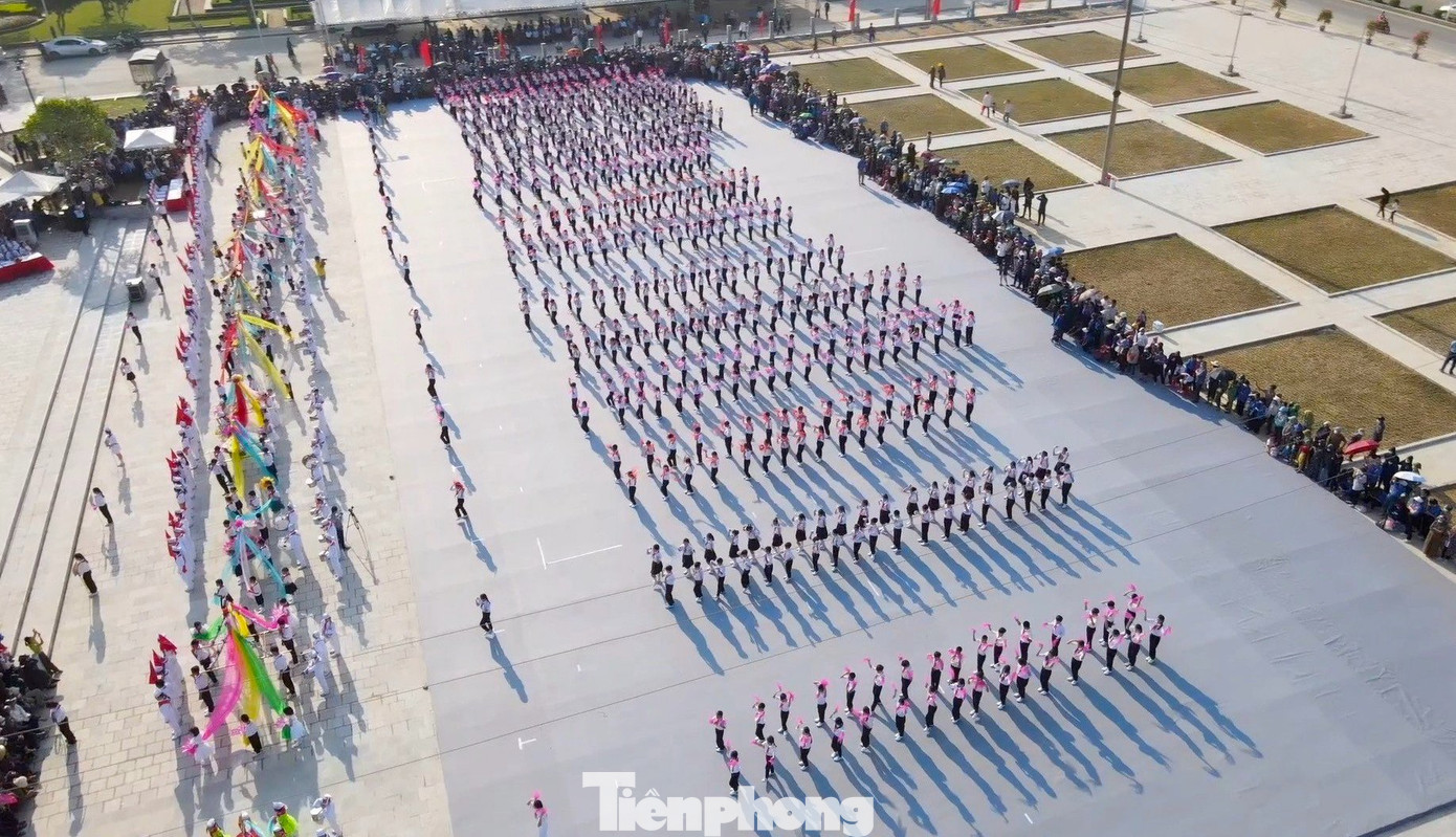 Tại ngày hội, 1.000 em thiếu niên nhi đồng đến từ 15 xã, thị trấn trên địa bàn huyện đã biểu diễn những màn đồng diễn, duyệt nghi thức đội trang nghiêm, đặc sắc và độc đáo. Các em thiếu niên nhi đồng còn sắp xếp thành các hình chữ 2/9, các biểu ngữ cổ động, hình ảnh ấn tượng.