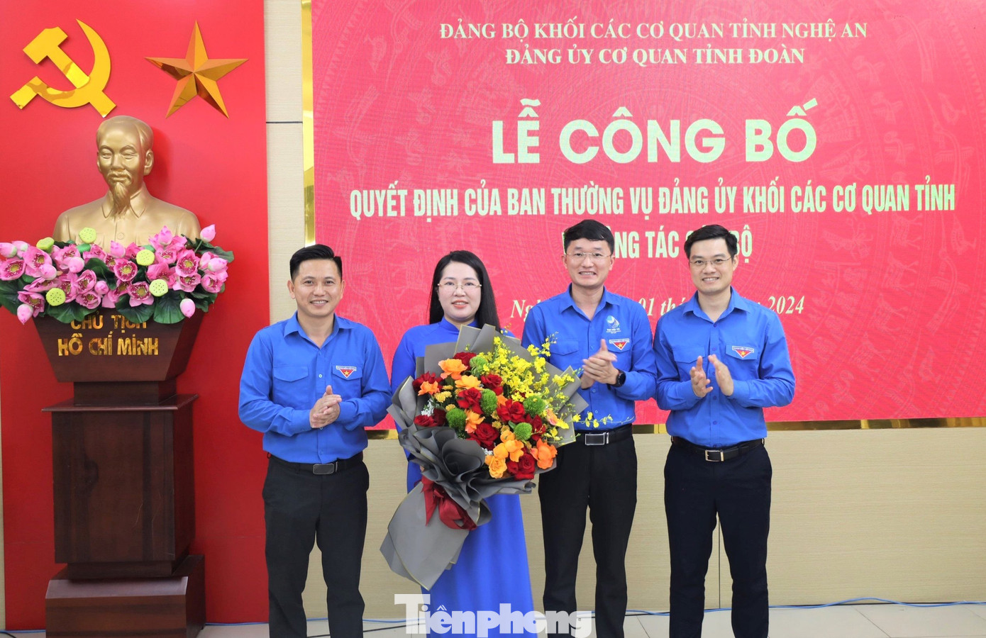 Ban Thường vụ Tỉnh Đoàn Nghệ An tặng hoa chúc mừng tân Bí thư Tỉnh Đoàn.