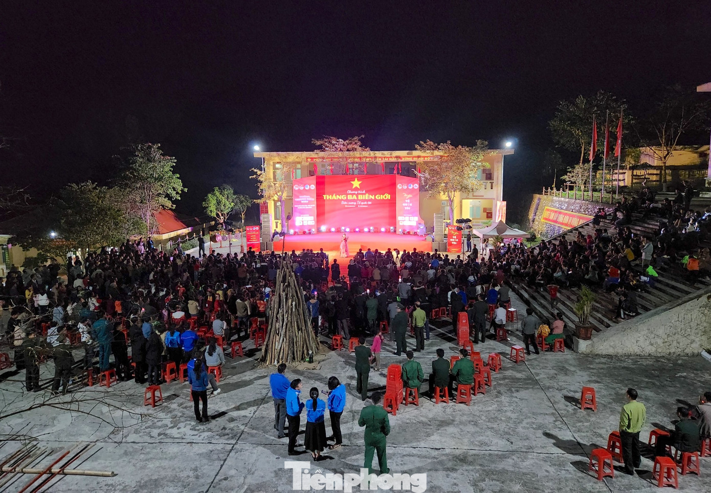 Hàng nghìn người dân đến tham dự chương trình Tháng Ba biên giới tại Đồn Biên phòng Tam Quang, xã Tam Quang (huyện Tương Dương, tỉnh Nghệ An).