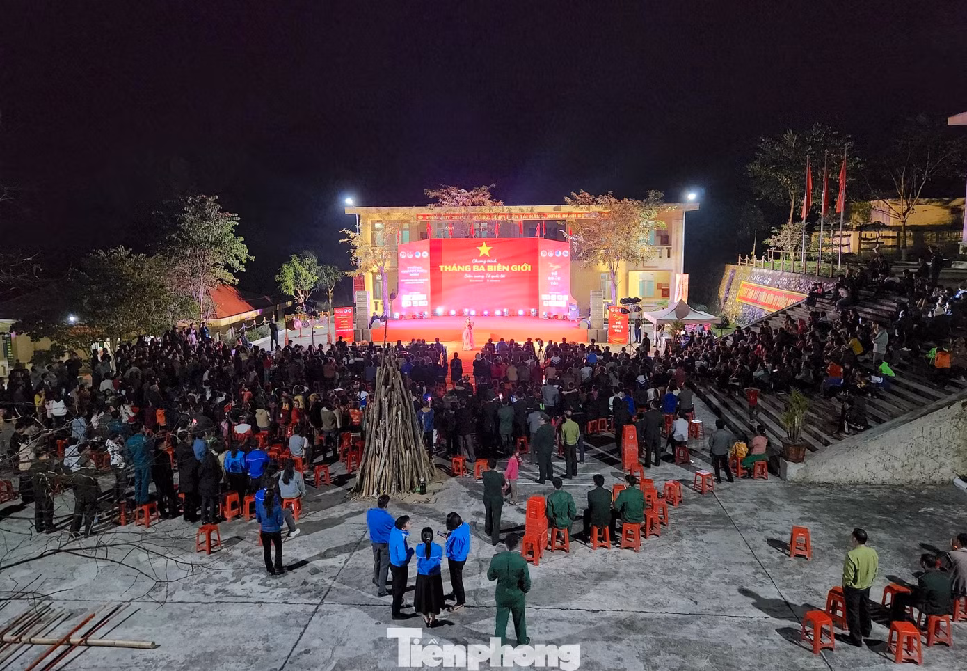Hàng nghìn người dân đến tham dự chương trình Tháng Ba biên giới tại Đồn Biên phòng Tam Quang, xã Tam Quang (huyện Tương Dương, tỉnh Nghệ An). Hàng nghìn người dân đến tham dự chương trình Tháng Ba biên giới tại Đồn Biên phòng Tam Quang, xã Tam Quang (huyện Tương Dương, tỉnh Nghệ An).