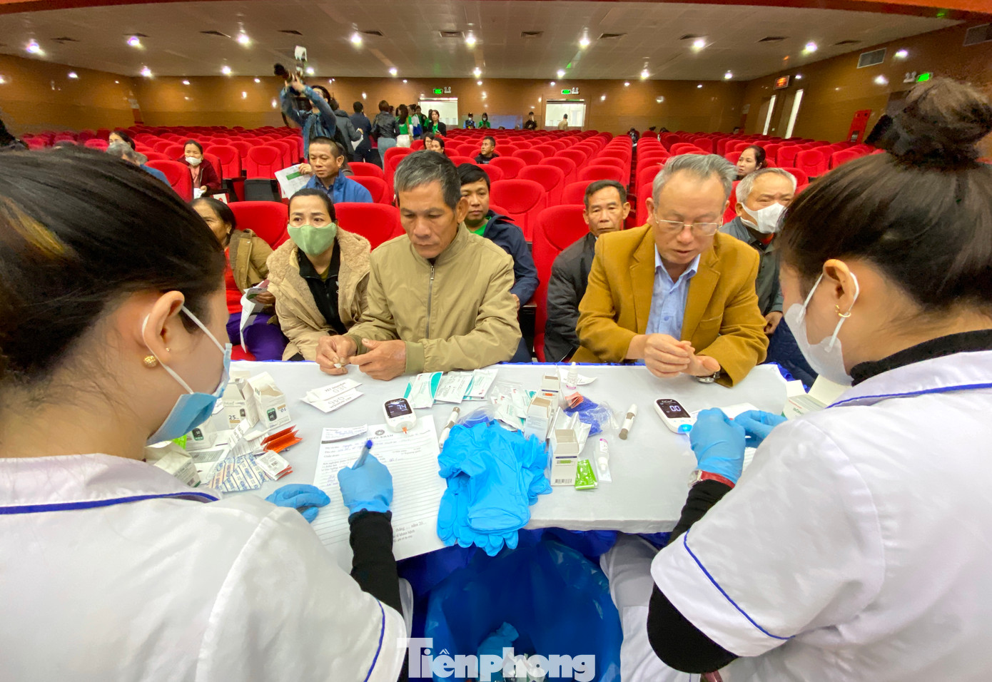 Tại chương trình, người dân còn được các bác sĩ tư vấn sức khỏe chuyên sâu. Giúp người dân nhận thức rõ hơn về tình trạng sức khỏe của mình và các biện pháp chăm sóc bản thân một cách chủ động, khoa học.