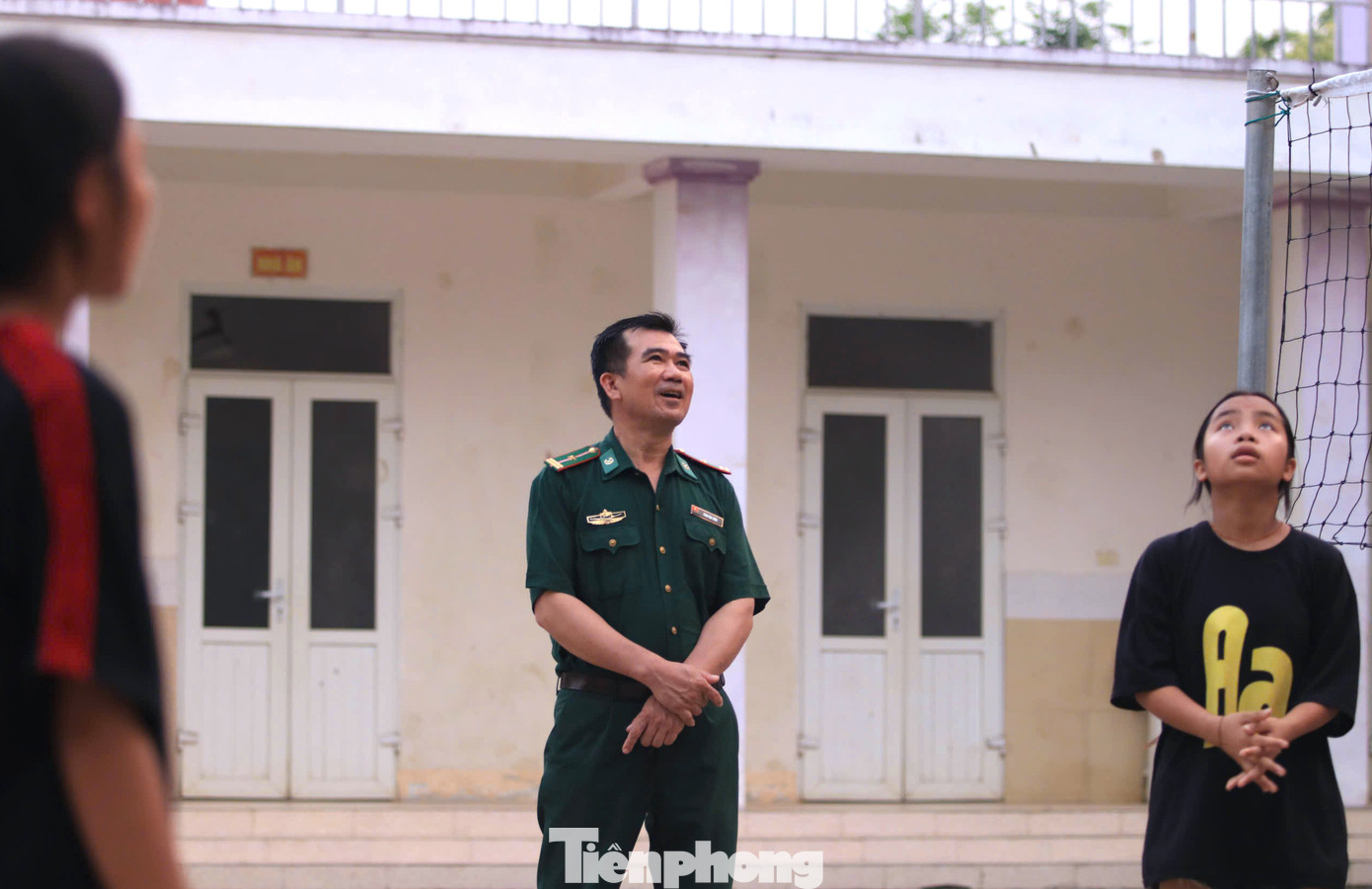 Thầy Nguyễn Văn Vỹ - Hiệu trưởng Trường THCS Môn Sơn, cho biết, từ khi có sự đồng hành của Đồn Biên phòng Môn Sơn, học sinh Đan Lai không còn bỏ học giữa chừng, kết quả học tập được nâng cao, kỹ năng sống của học sinh cũng tốt hơn, không còn ngại, ngùng, rụt rè như trước. Đây là điểm tựa vững chắc chắp cánh ước mơ con chữ của các học trò vùng sâu, vùng xa.