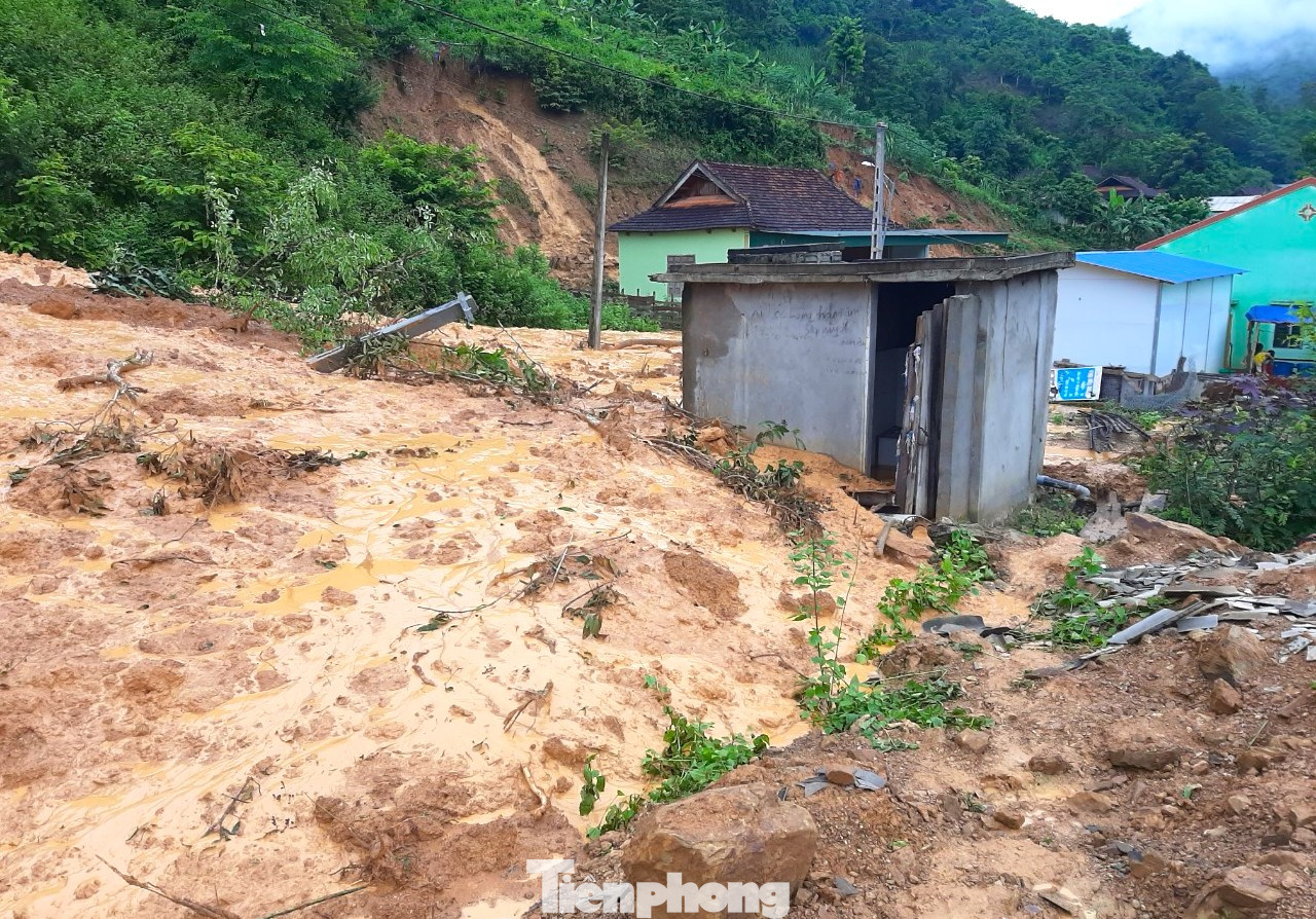 Có 6 tuyến đường huyện Kỳ Sơn bị ảnh hưởng nặng nề bởi mưa lũ. Cụ thể, tuyến từ Khe Nằn (xã Chiêu Lưu) đi Phù Khả 2 (xã Na Ngoi) dài 19km bị sạt lở đất, đá tại 18 điểm với khối lượng đất, đá 300m3. Riêng tại Km13 đoạn ngã 3 đi bản Phù Quặc 3 bị sạt lún mất toàn bộ mặt đường nhựa dài 10m.