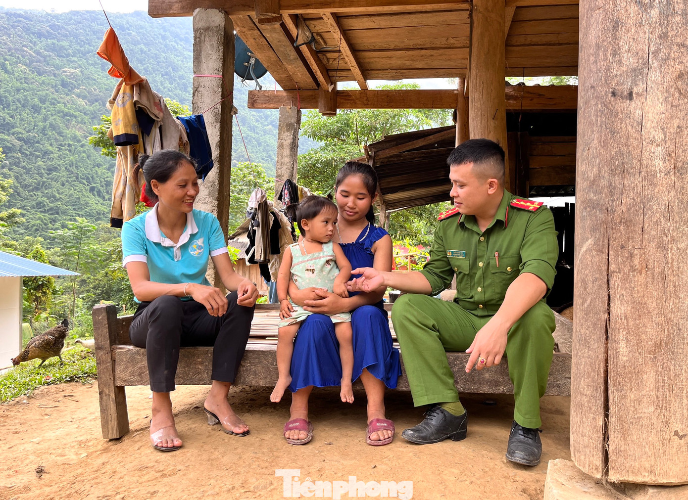 Chị Lô Thị Là - Phó chủ tịch Hội Liên hiệp Phụ nữ xã Hữu Kiệm cho biết, mỗi tuần các cán bộ trong tổ công tác đều tranh thủ đến tận nhà của những người phụ nữ đang mang thai để trò chuyện. Qua những buổi trò chuyện, các cán bộ sẽ nắm được tình hình sức khỏe, tâm tư nguyện vọng và tuyên truyền để kịp thời ngăn chặn họ “nối gót” việc đi bán bào thai.. Nếu những người mang thai đang gặp vấn đề khó khăn, tổ công tác lập tức lên kế hoạch để giúp đỡ.
