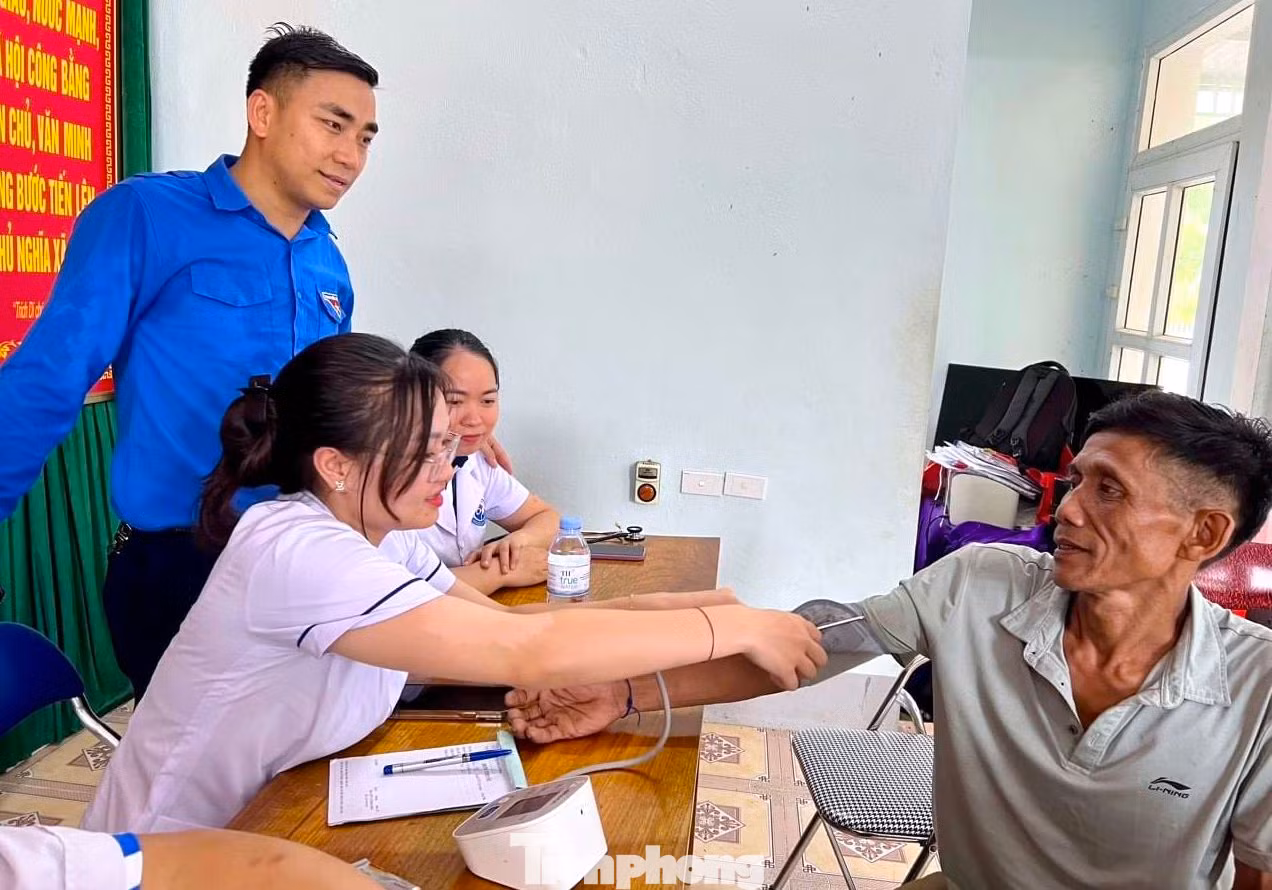 Tổ chức nhiều chương trình khám và cấp phát thuốc miễn phí cho hơn 4.500 người dân. Các đoàn viên thanh niên toàn tỉnh cũng tiến hành mở 15 lớp dạy bơi miễn phí cho hơn 800 thiếu nhi dịp hè 2024.