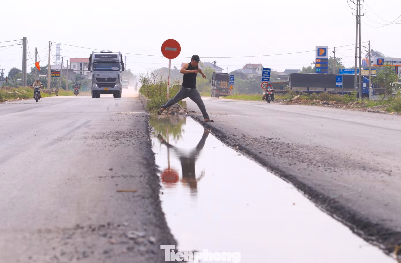 Nhiều đoạn hiện vẫn chưa thể thi công hoàn thiện khiến giao thông bị ảnh hưởng nghiêm trọng.