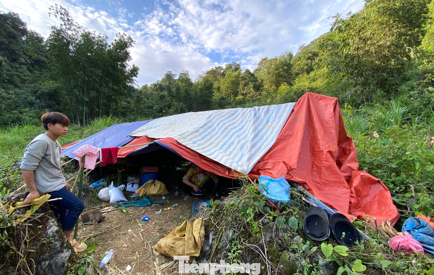 "Năm nay nhà em không có thu hoạch. Giờ mong nhà nước hỗ trợ lương thực ăn và giúp sửa lại cái nhà để ở", Quấy nói rồi đưa ánh mắt đượm buồn hướng về hiện trường nơi vừa xảy ra vụ sạt lở khiến 9 người trong xóm tử vong thương tâm.