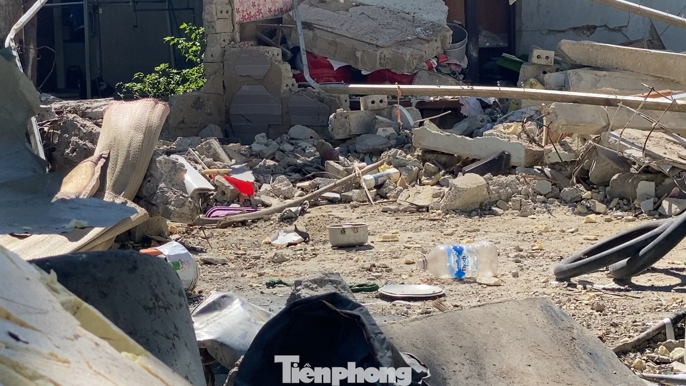 Nền khu vực bếp làm từ xi măng xuất hiện một vết lõm lớn được nghi ngờ là tâm của vụ nổ. Nền khu vực bếp làm từ xi măng xuất hiện một vết lõm lớn được nghi ngờ là tâm của vụ nổ.