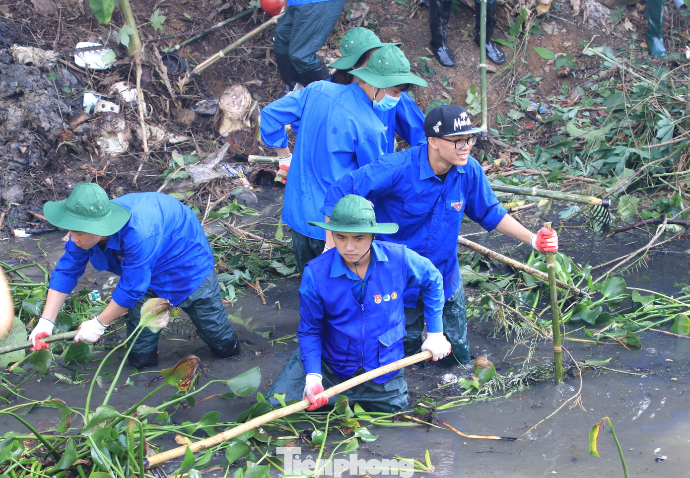 Đoàn viên thanh niên dầm mình trong dòng nước đen kịt để vệ sinh môi trường.