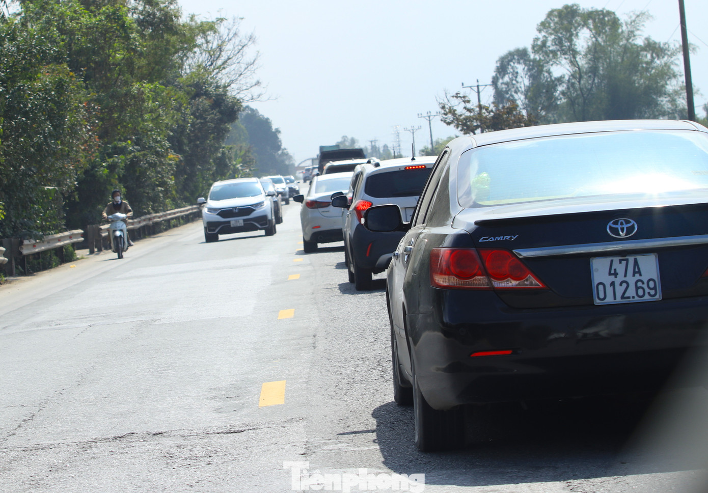 Người dân trở lại nơi làm việc nhiều, các phương tiện tham gia giao thông lớn khiến nhiều tuyến đường liên tỉnh luôn trong tình trạng tắc nghẽn.