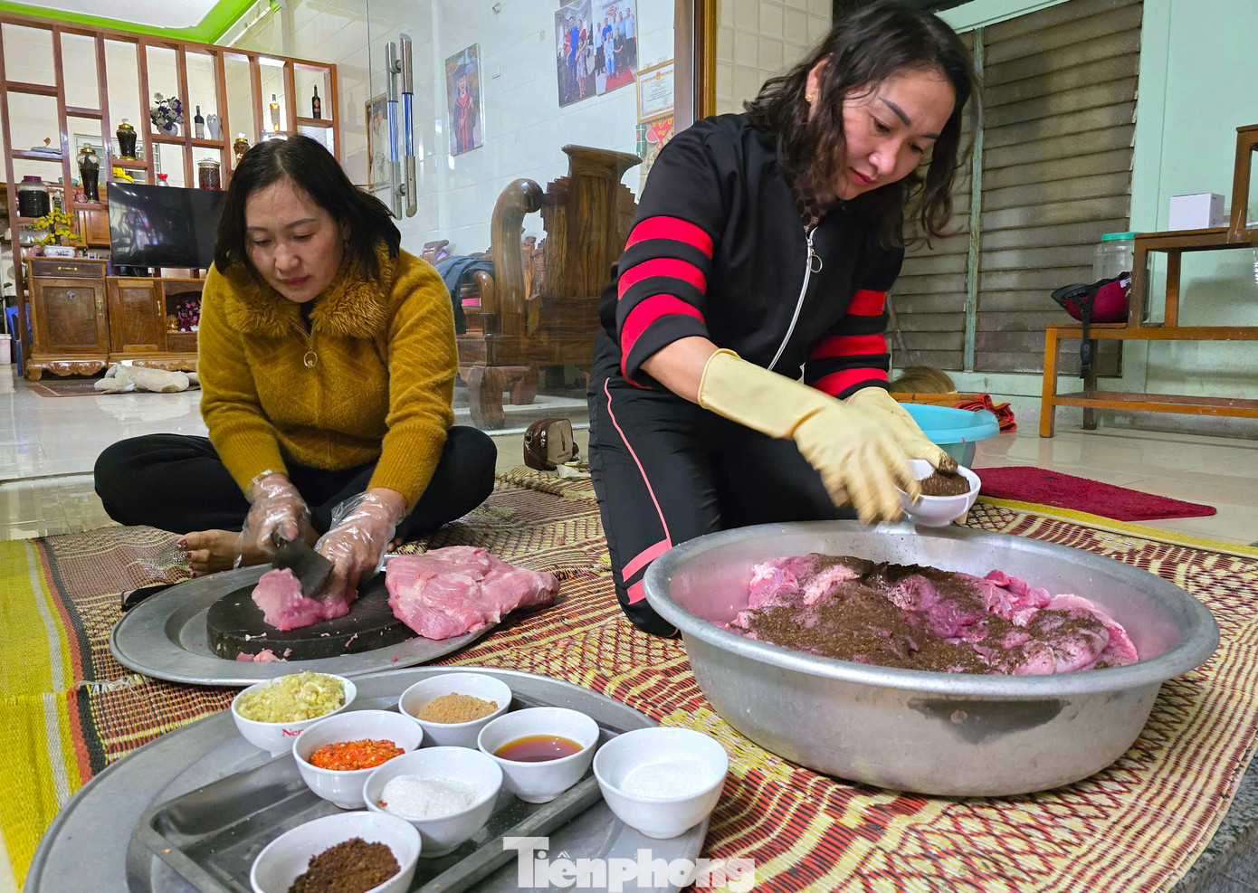 Để làm ra được món thịt trâu, bò, lợn gác bếp thành phẩm tốn rất nhiều công sức, công đoạn và thời gian. Chính vì vậy, chị Nga phải thuê thêm 3 nhân công thời vụ về hỗ trợ. Để làm ra được món thịt trâu, bò, lợn gác bếp thành phẩm tốn rất nhiều công sức, công đoạn và thời gian. Chính vì vậy, chị Nga phải thuê thêm 3 nhân công thời vụ về hỗ trợ.