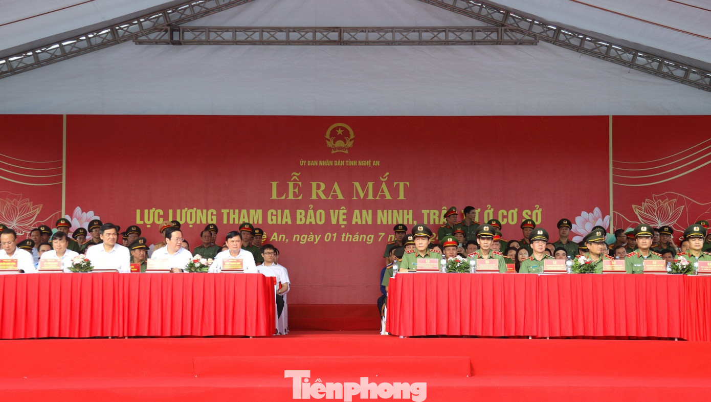 Các đại biểu tại buổi lễ ra mắt Lực lượng tham gia bảo vệ an ninh trật tự ở cơ sở tỉnh Nghệ An. Các đại biểu tại buổi lễ ra mắt Lực lượng tham gia bảo vệ an ninh trật tự ở cơ sở tỉnh Nghệ An.