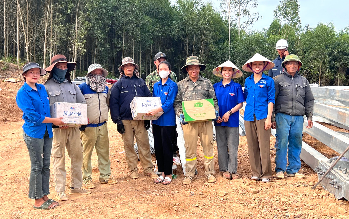 Ngoài hỗ trợ chặt cây, giải phóng mặt bằng, tháo dỡ nhà bị ảnh hưởng, tuổi trẻ tỉnh Nghệ An còn tổ chức đến các công trường trao tặng quà, tiếp nước nhằm động viên, chia sẻ với các lực lượng thi công cột điện 500kV mạch 3 trên địa bàn. Ngoài hỗ trợ chặt cây, giải phóng mặt bằng, tháo dỡ nhà bị ảnh hưởng, tuổi trẻ tỉnh Nghệ An còn tổ chức đến các công trường trao tặng quà, tiếp nước nhằm động viên, chia sẻ với các lực lượng thi công cột điện 500kV mạch 3 trên địa bàn.