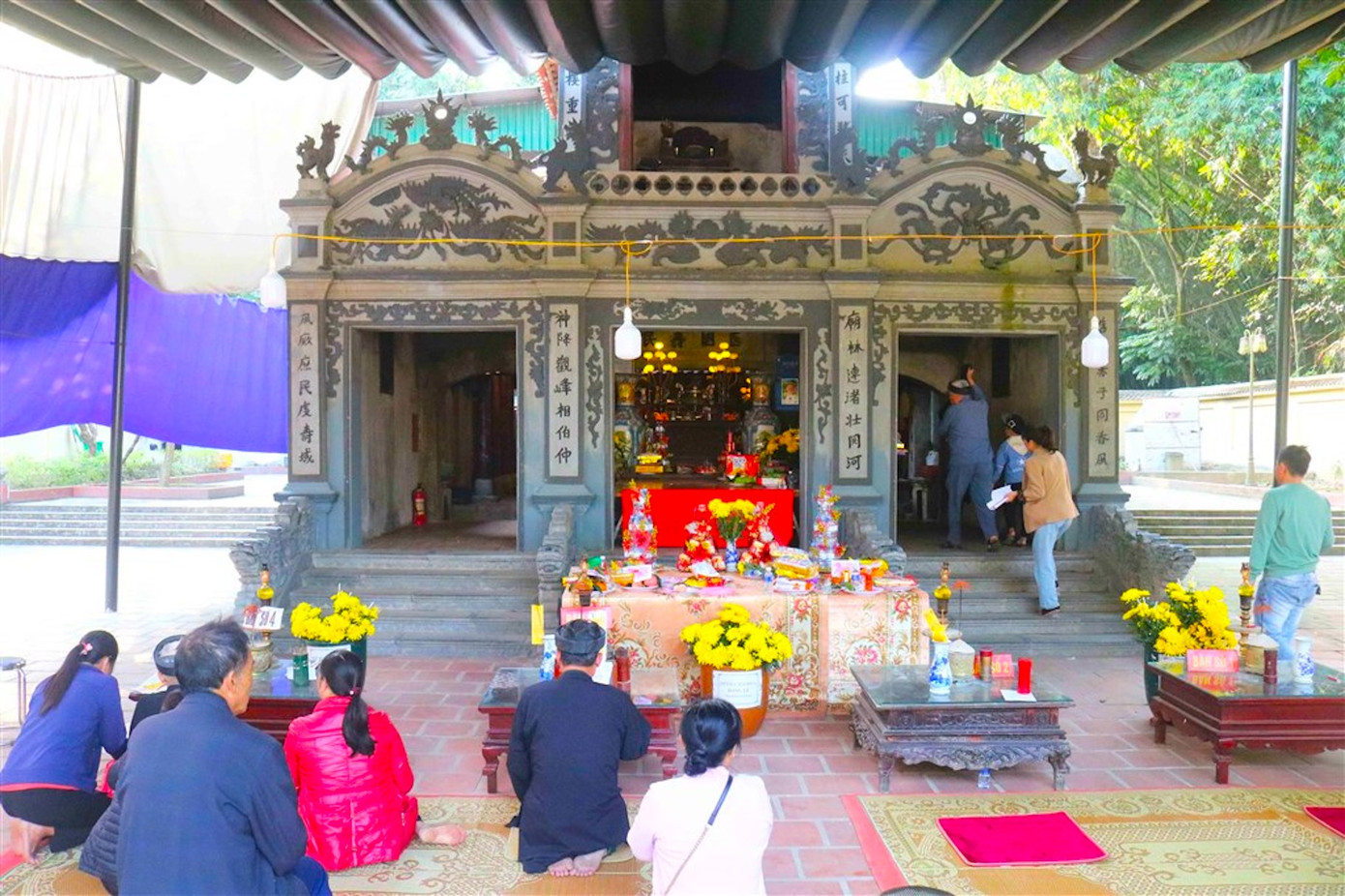 Rắn em bò theo hướng bàu Ác về làng Diệu Ốc (nay là xã Phúc Thành, huyện Yên Thành) rồi mất. Nơi đây được người dân lập đền thờ và đặt tên là Đền Đức Hoàng. Đền Đức Hoàng thờ thần rắn và Sát Hải Đại vương Hoàng Tá Thốn (một vị tướng giỏi thời Trần). Còn cha mẹ rắn vì thương nhớ con nên chia nhau ra băng rừng vượt suối tìm con. Nơi khu rừng 2 ông bà kiệt sức, nằm lại được người dân đặt tên là Ngàn Ông và Ngàn Bà. Ảnh: Huy Thư.