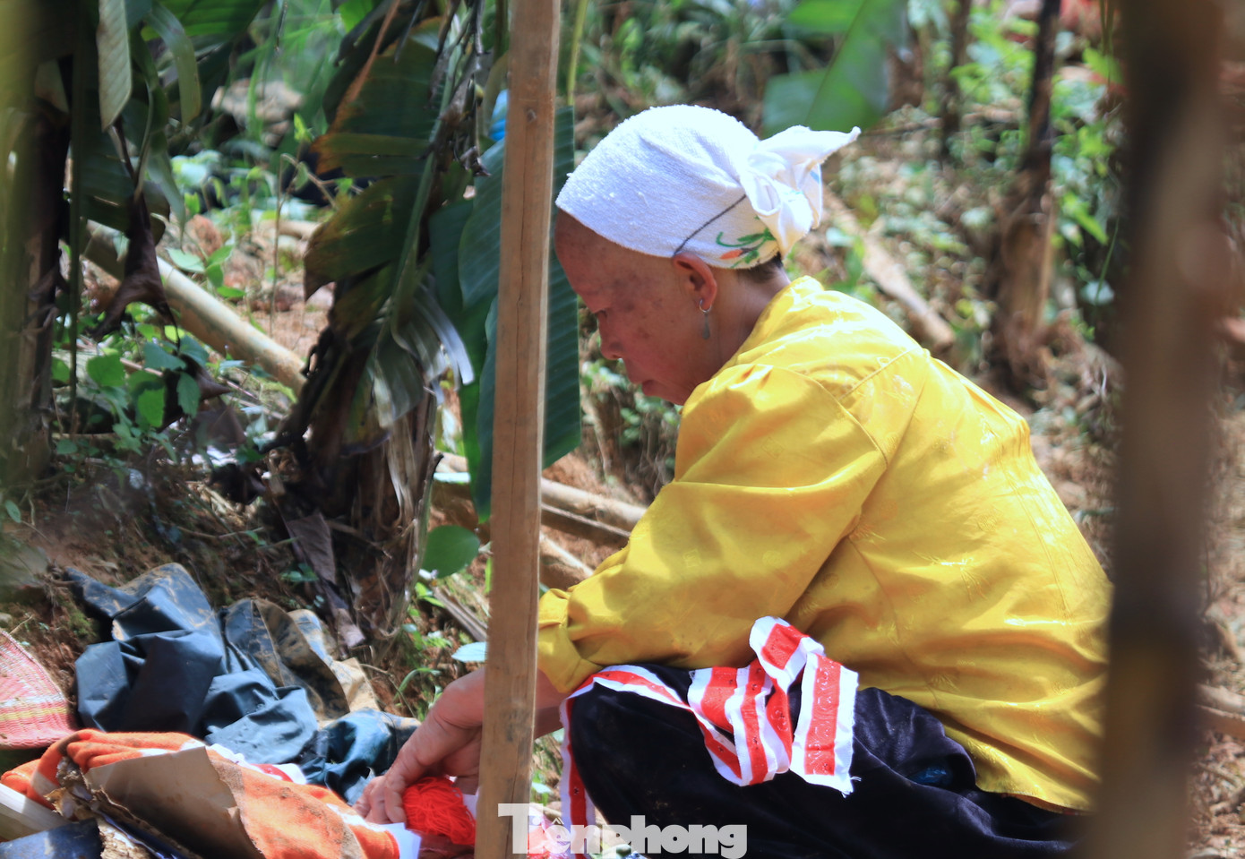 &quot;Từ bao đời nay chưa từng xảy ra trận sạt lở kinh hoàng đến vậy. Cả 6 ngôi nhà bị cuốn sập cùng lúc. Trên núi vẫn còn nhiều vết nứt. Giờ chúng tôi sợ lắm, không dám ở đây nữa nhưng cũng chưa biết đi đâu về đâu&quot;, chị Hoàng Thị Hoa (SN 1991, trú xóm Lũng Lỳ, xã Ca Thành, chia sẻ).