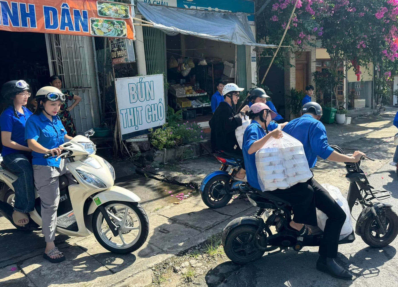 ...Rồi vận chuyển đến các địa điểm thi và phát cho thí sinh, người nhà. ...Rồi vận chuyển đến các địa điểm thi và phát cho thí sinh, người nhà.