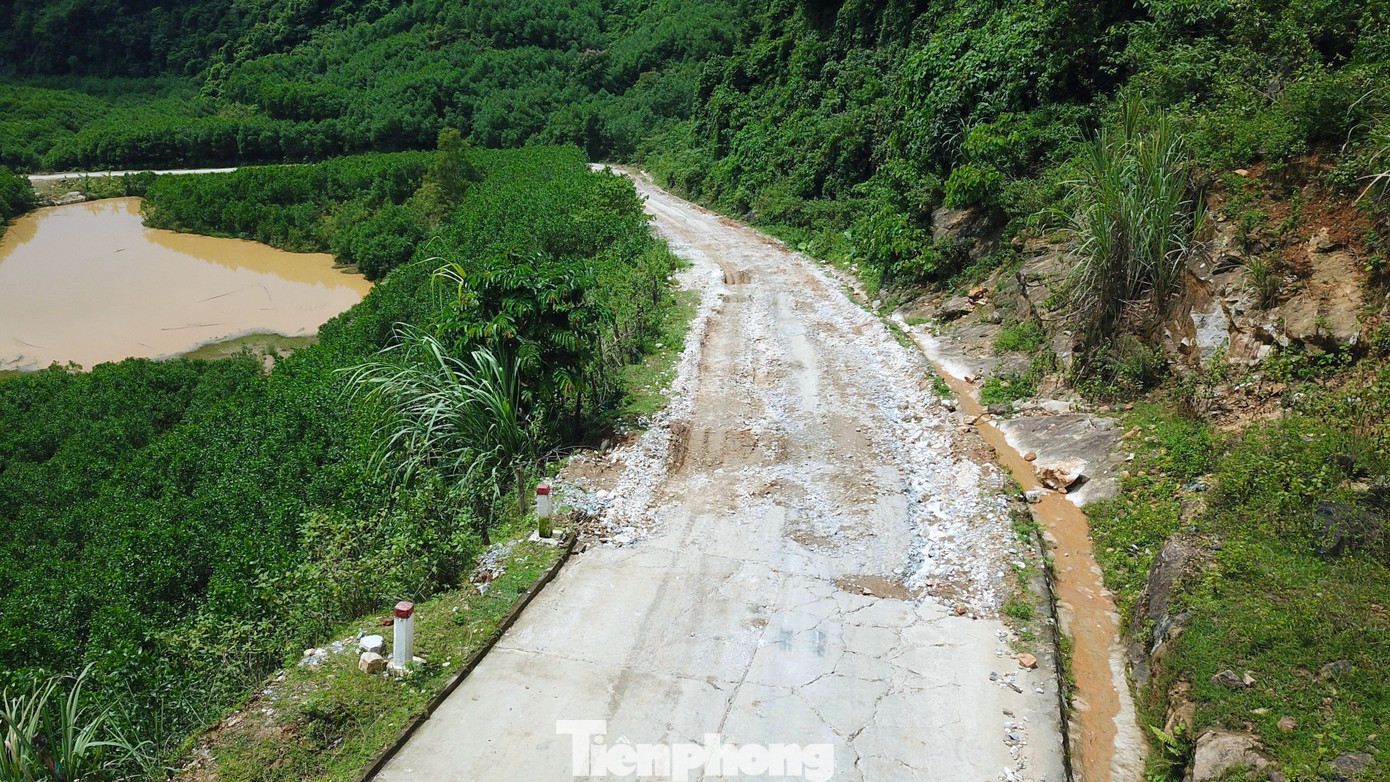 Tuyến đường này được xem là huyết mạch của cả nghìn hộ dân sống ở 5 xã trong việc giao thương, phát triển kinh tế và sinh hoạt hàng ngày.