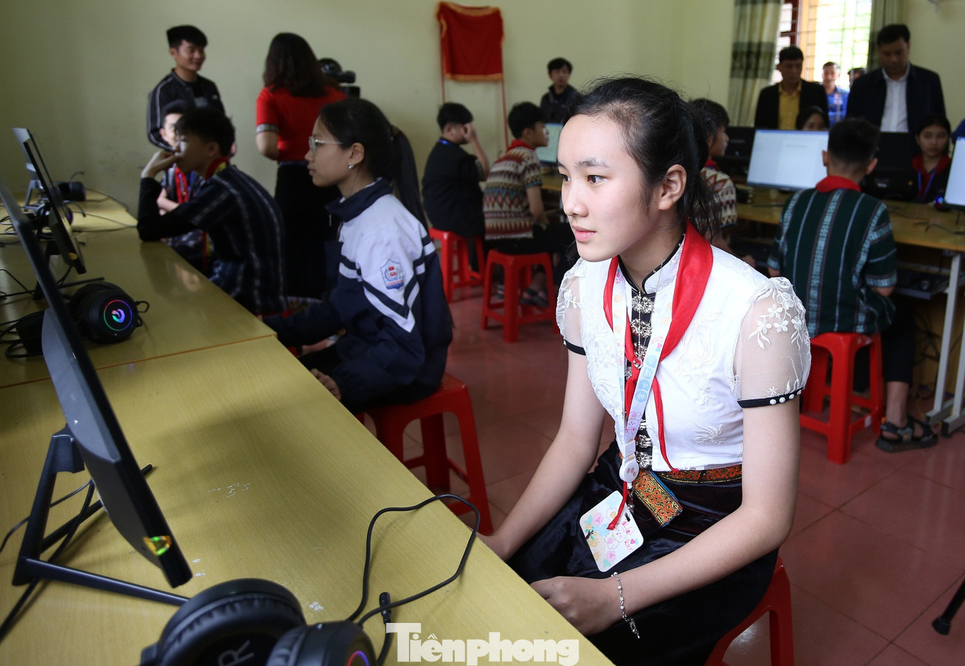 Em Quang Thị Bảo Vy vui mừng chia sẻ: "Từ nay chúng em có phòng học máy tính mới để học. Những chiếc máy tính sẽ giúp chúng em học nhiều thêm về công nghệ thông tin cũng như cập nhật tin tức, học tập trên mạng. Chúng em cảm ơn Ban tổ chức, cảm ơn các nhà tài trợ rất nhiều". Em Quang Thị Bảo Vy vui mừng chia sẻ: "Từ nay chúng em có phòng học máy tính mới để học. Những chiếc máy tính sẽ giúp chúng em học nhiều thêm về công nghệ thông tin cũng như cập nhật tin tức, học tập trên mạng. Chúng em cảm ơn Ban tổ chức, cảm ơn các nhà tài trợ rất nhiều".