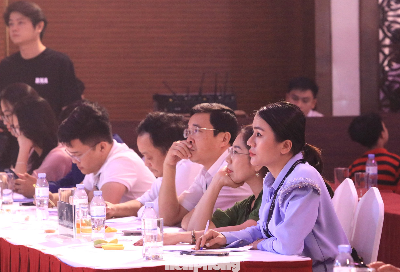 Ban giám khảo cuộc thi chăm chú theo dõi từng phần thi để có những đánh giá và chấm điểm công tâm nhất.