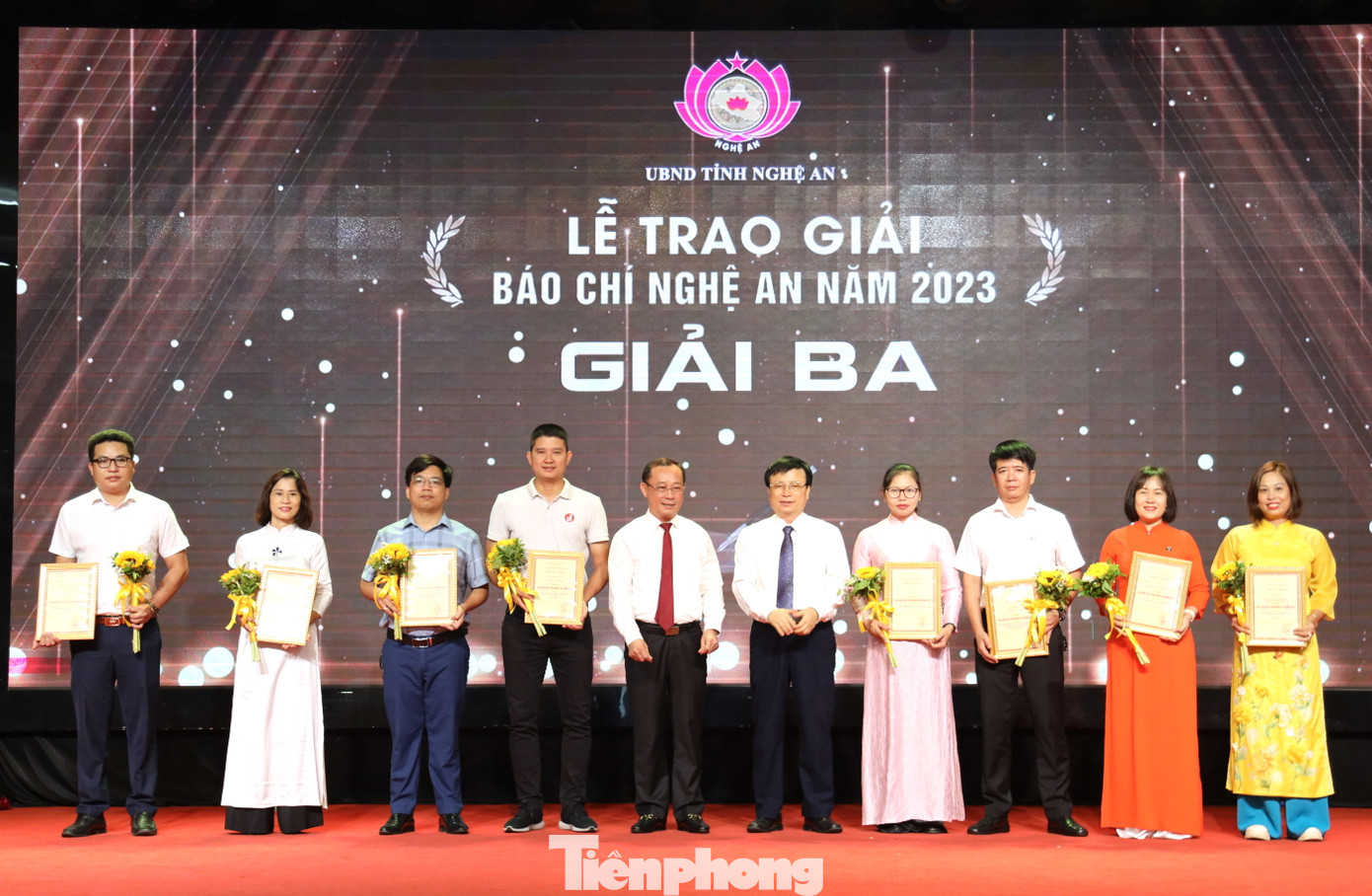 Lãnh đạo tỉnh Nghệ An, thành phố Vinh trao tặng Giấy chứng nhận và hoa cho các tác giải đạt giải Ba Giải Báo chí tỉnh Nghệ An năm 2023.
