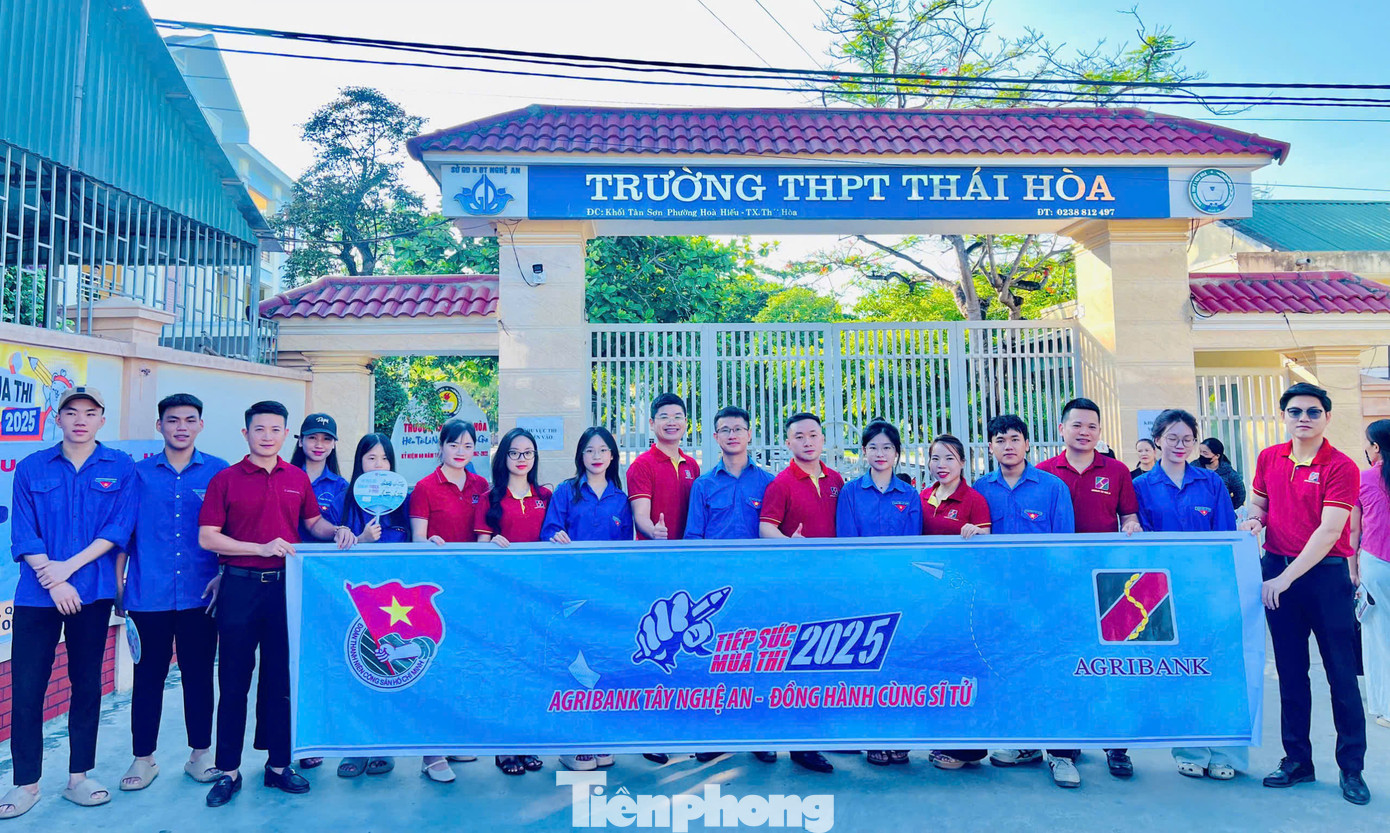 Tại tỉnh Nghệ An, Chiến dịch “Tiếp sức mùa thi” năm 2025 được triển khai đồng bộ với sự tham gia của hơn 140 đội hình thanh niên tình nguyện, hơn 2.000 đoàn viên, thanh niên trên toàn tỉnh. Tại tỉnh Nghệ An, Chiến dịch “Tiếp sức mùa thi” năm 2025 được triển khai đồng bộ với sự tham gia của hơn 140 đội hình thanh niên tình nguyện, hơn 2.000 đoàn viên, thanh niên trên toàn tỉnh.