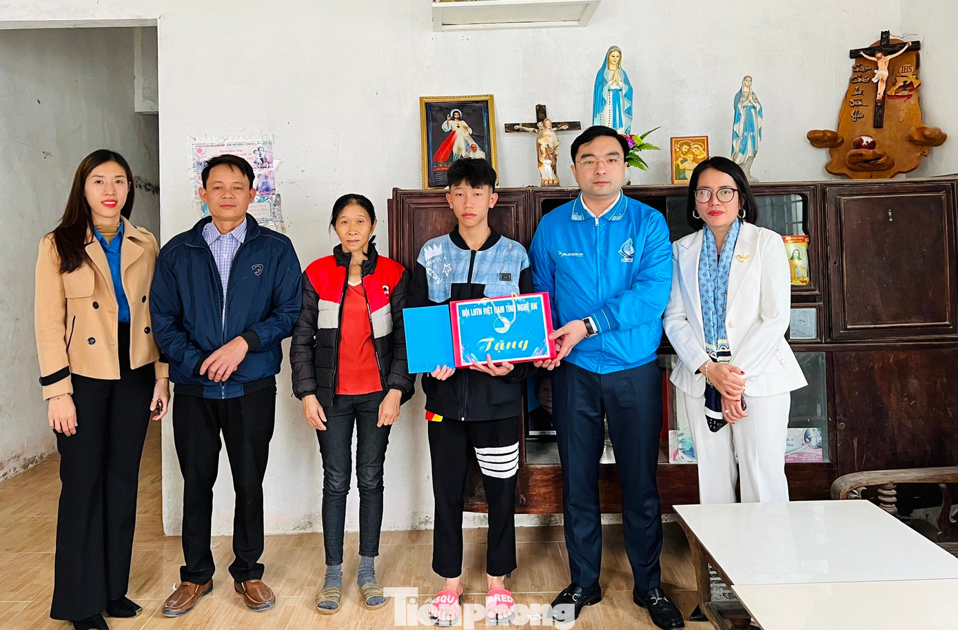 Trước đó vào chiều cùng ngày, đại diện Ban Thường vụ Tỉnh Đoàn - Ban Thư ký Hội LHTN tỉnh Nghệ An đã đến thăm, tặng quà, chúc mừng Giáo xứ Vạn Thủy và thanh niên tôn giáo tiêu biểu trên địa bàn huyện Quỳnh Lưu.