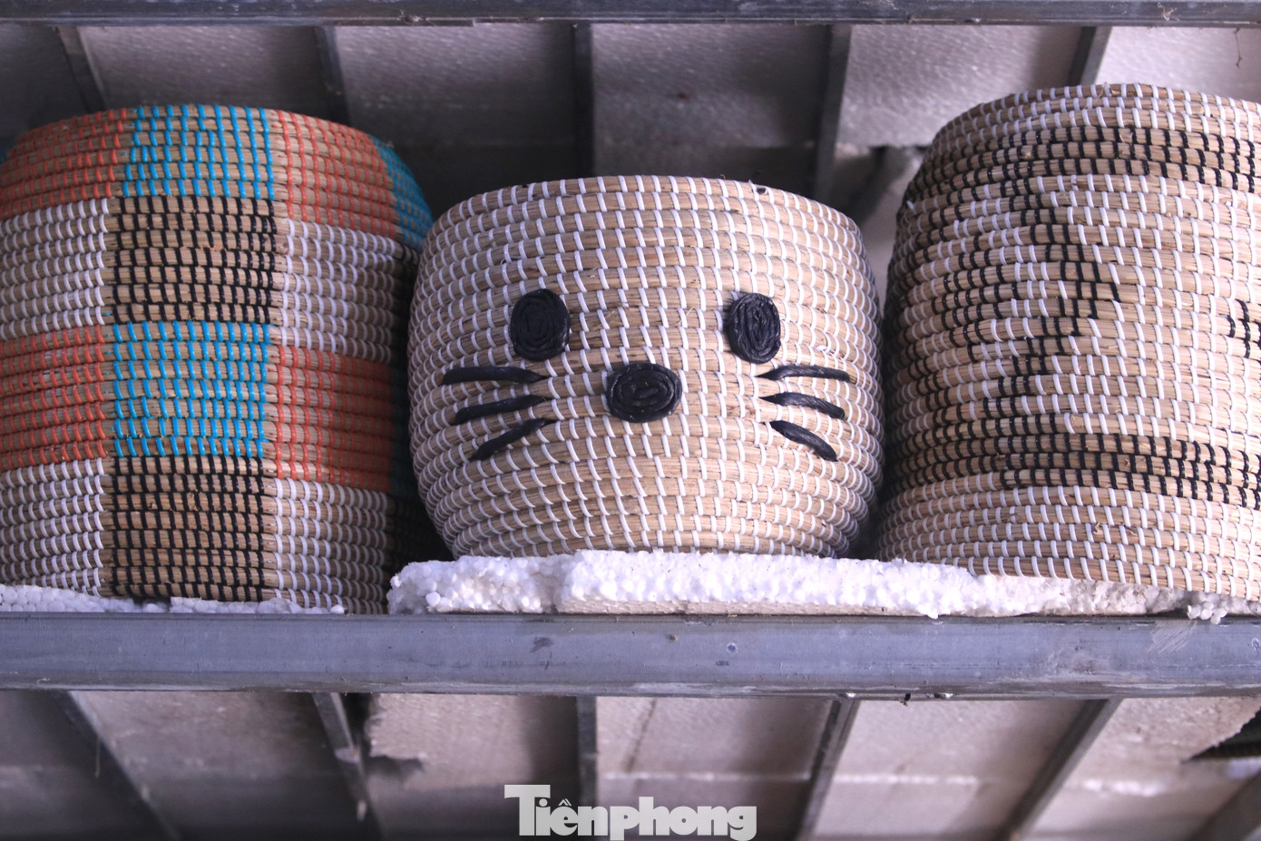 Bà Nguyễn Thị Hoa - Phó chủ tịch Hội LHPN huyện Yên Thành cho biết, sản phẩm từ cói của chị Hân có vẻ đẹp tự nhiên, mộc mạc nên rất thích hợp với xu hướng tiêu dùng hiện nay. Công việc này không chỉ góp phần cải thiện môi trường mà còn giúp hàng trăm chị em ở địa phương có công việc ổn định, đặc biệt là đối với phụ nữ khuyết tật. “Từ những lớp trong huyện, đến nay chị Hân đã dạy nghề miễn phí cho gần 500 phụ nữ khắp cả tỉnh, giúp họ có thêm công việc, kiếm thêm thu nhập lúc nhàn rỗi”, bà Hoa nói.