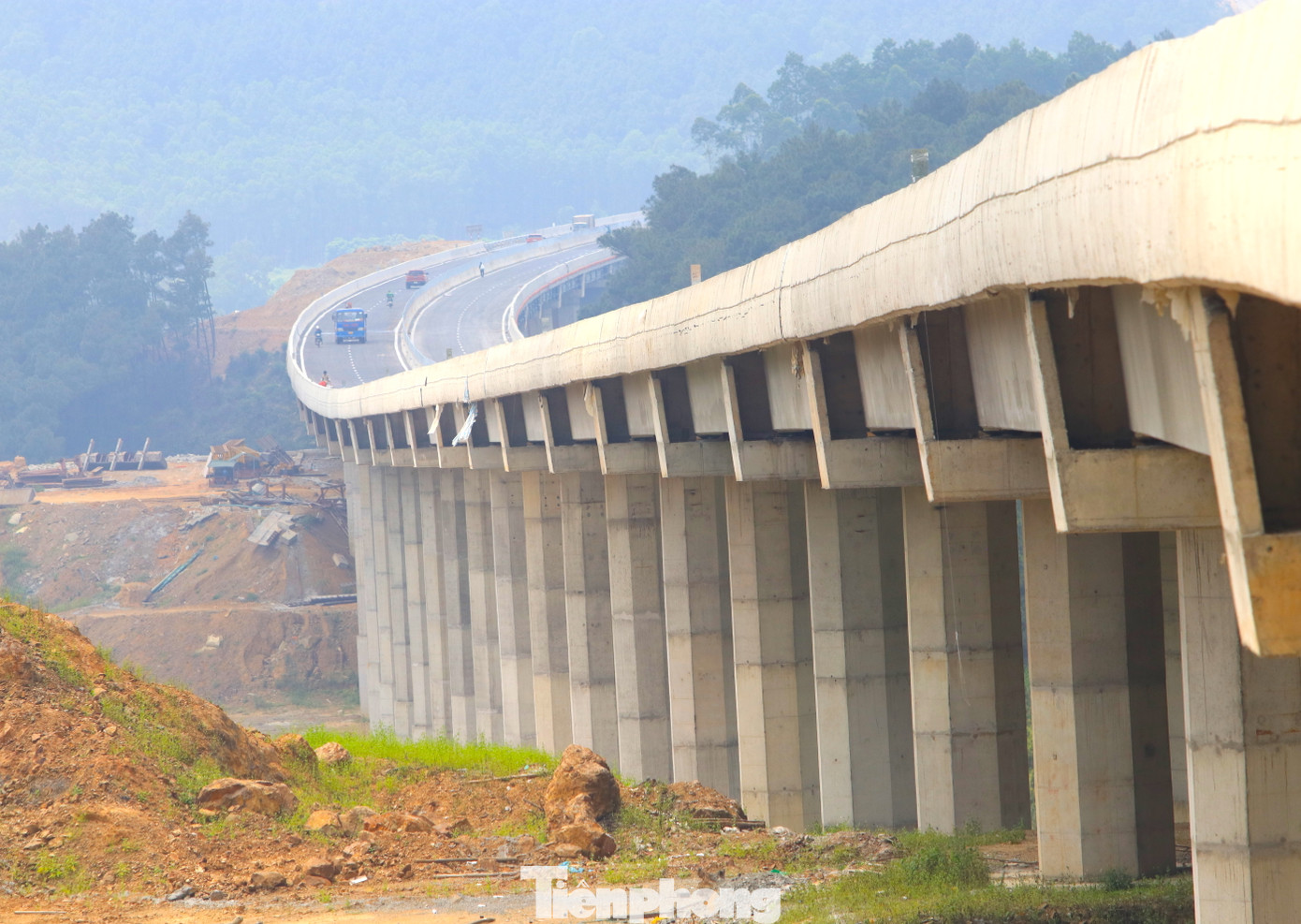 Trên đoạn cao tốc Diễn Châu - Bãi Vọt có những cây cầu cạn được xây dựng với chiều cao khủng vượt địa hình đồi núi hùng vĩ. Trong đó từ phía Bắc vào là 2 cây cầu Xuân Dương 1 và Xuân Dương 2 đến hầm Thần Vũ và cầu Thần Vũ 2, cầu Ồ Ồ.
