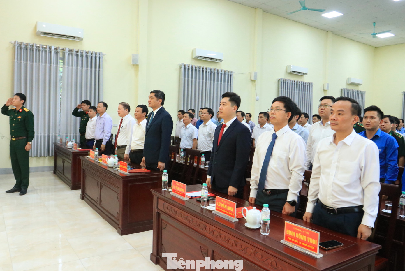 Các đại biểu thực hiện nghi thức chào cờ tại buổi lễ.