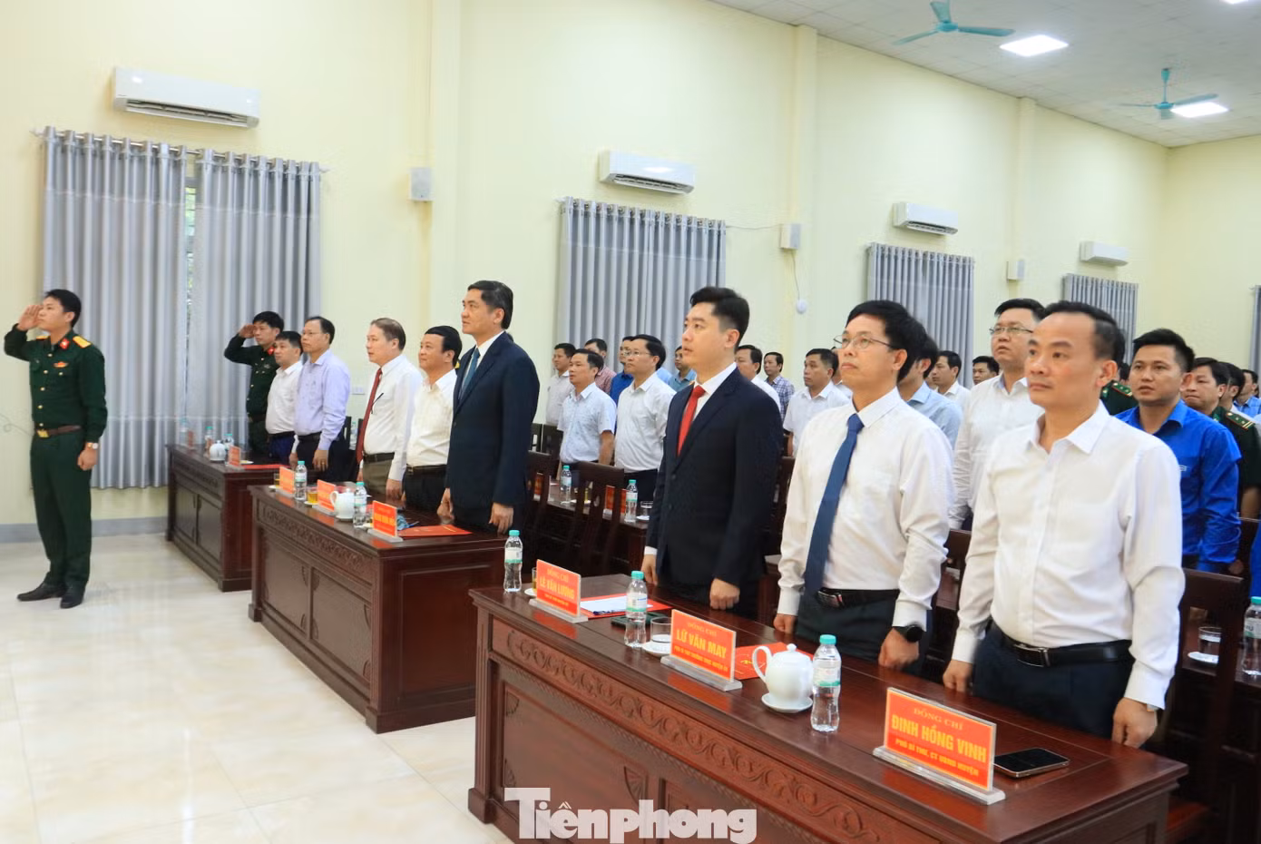 Các đại biểu thực hiện nghi thức chào cờ tại buổi lễ.