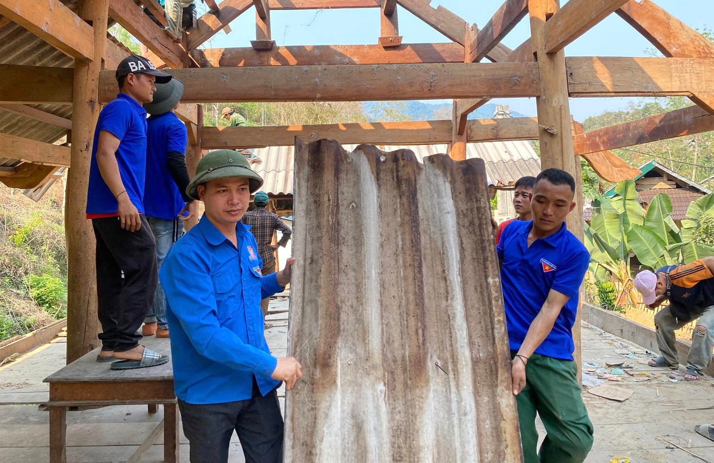 Những ngày qua, cùng với các cơ quan chức năng, đoàn viên thanh niên đã phối hợp với các chiến sĩ bộ đội biên phòng đóng trên địa bàn hỗ trợ xây mới, sửa chữa nhà cho các hộ gia đình có hoàn cảnh khó khăn, hộ nghèo. Những ngày qua, cùng với các cơ quan chức năng, đoàn viên thanh niên đã phối hợp với các chiến sĩ bộ đội biên phòng đóng trên địa bàn hỗ trợ xây mới, sửa chữa nhà cho các hộ gia đình có hoàn cảnh khó khăn, hộ nghèo.