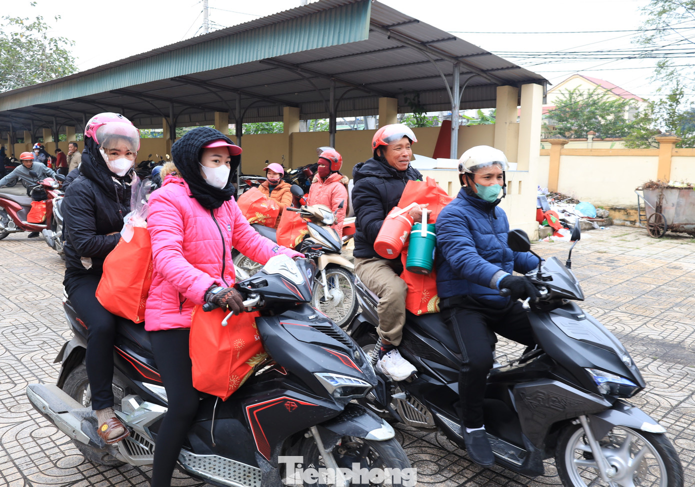 Những suất quà ý nghĩa được trao tặng cho các công nhân lao động và ngư dân địa phương trong bầu không khí nhộn nhịp đón Xuân Giáp Thìn 2024 sẽ là sự động viên tinh thần giúp các công nhân, ngư dân đón một cái Tết ấm áp, an vui. "Được đón nhận những lời hỏi thăm, chúc Tết, những món quà từ các cán bộ T.Ư Đoàn, các lãnh đạo địa phương, các nhà tài trợ, người dân, ngư dân chúng tôi vui lắm. Vậy là Tết này ấm cúng, sum vầy hơn rồi", bà Trần Thị Thanh (62 tuổi, ngư dân xã Diễn Bích, Diễn Châu, Nghệ An) vui mừng cho biết.