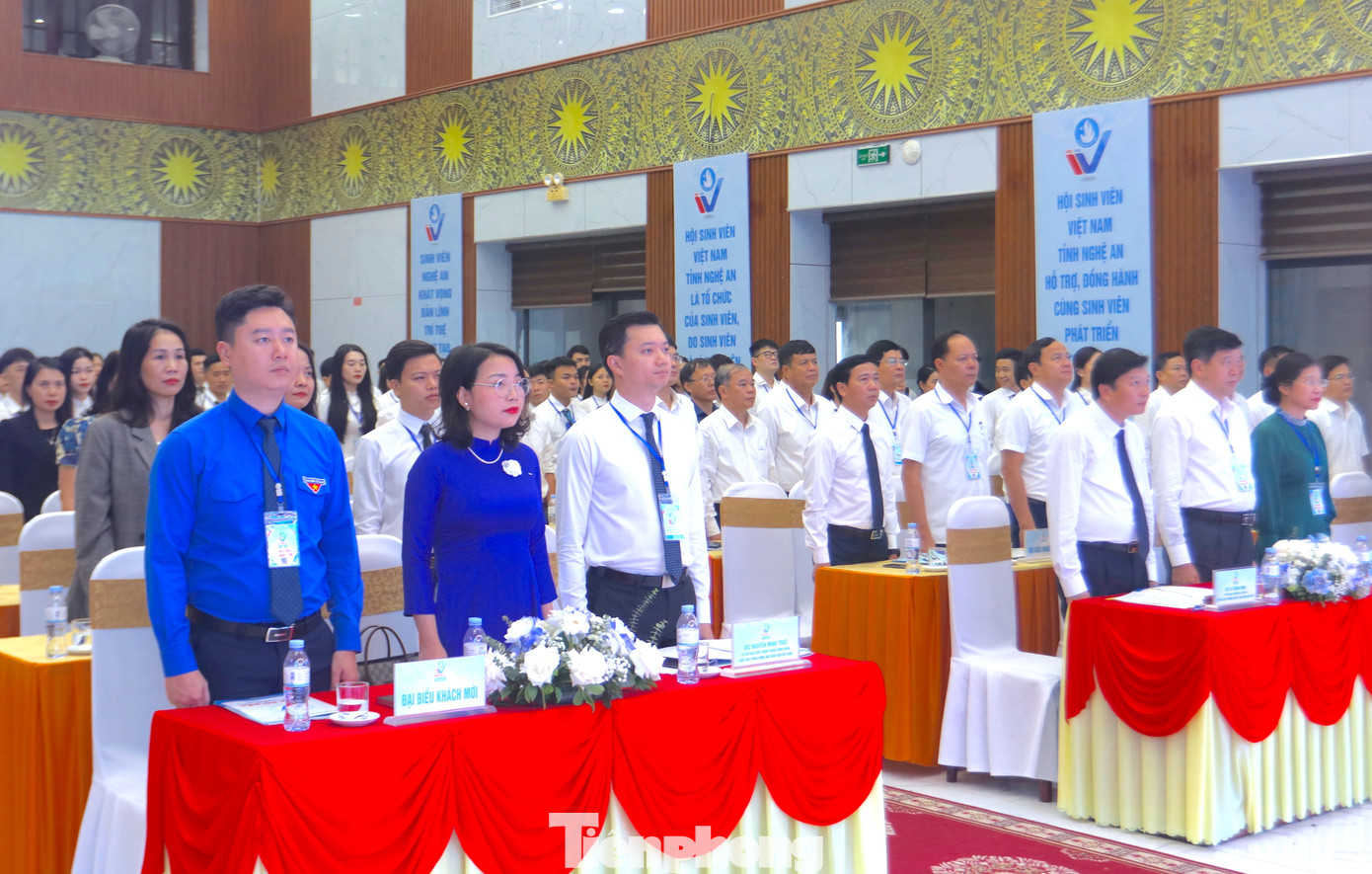 Các đại biểu tham dự Đại hội làm lễ chào cờ. Các đại biểu tham dự Đại hội làm lễ chào cờ.