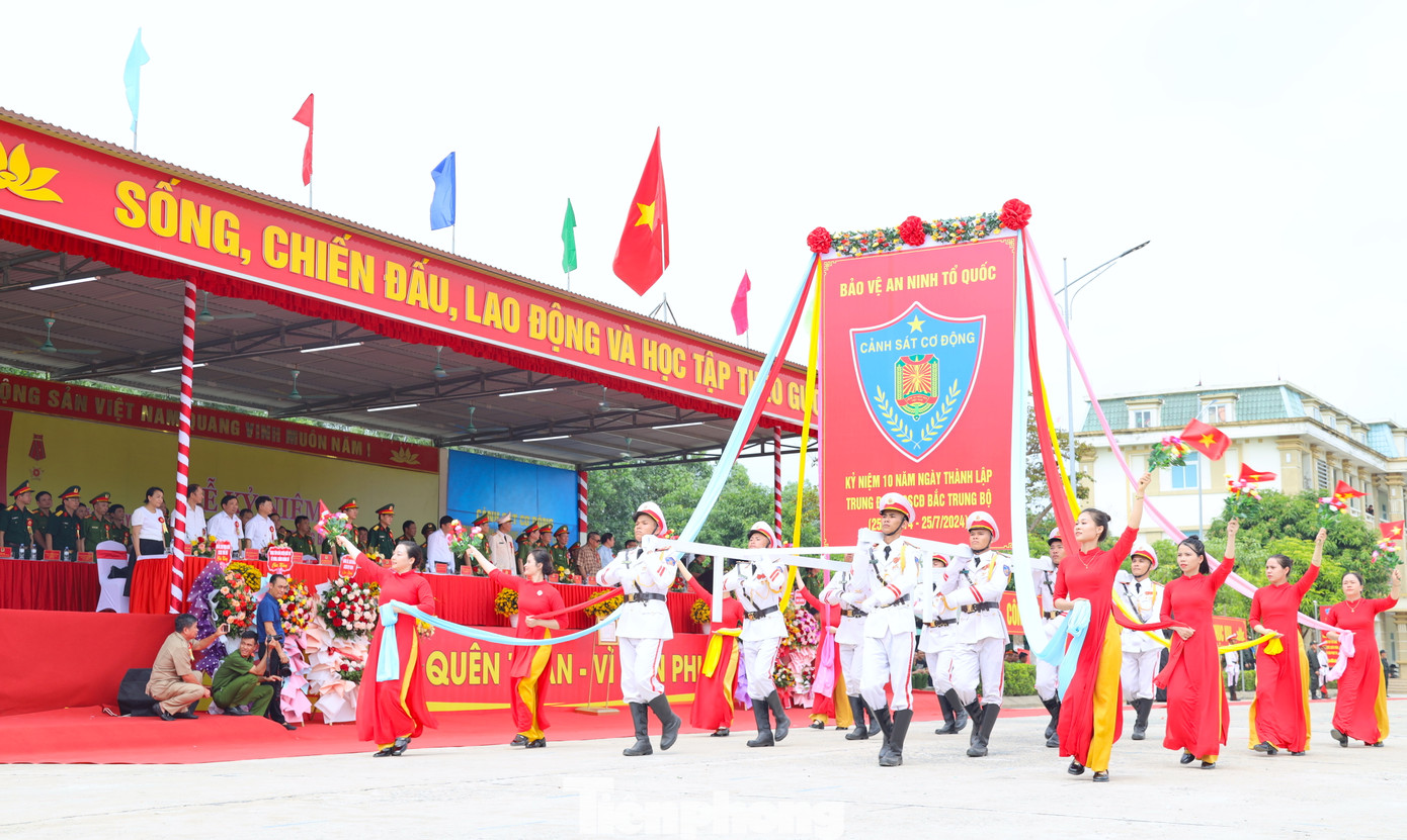 Thực hiện nghi thức duyệt binh lực lượng.