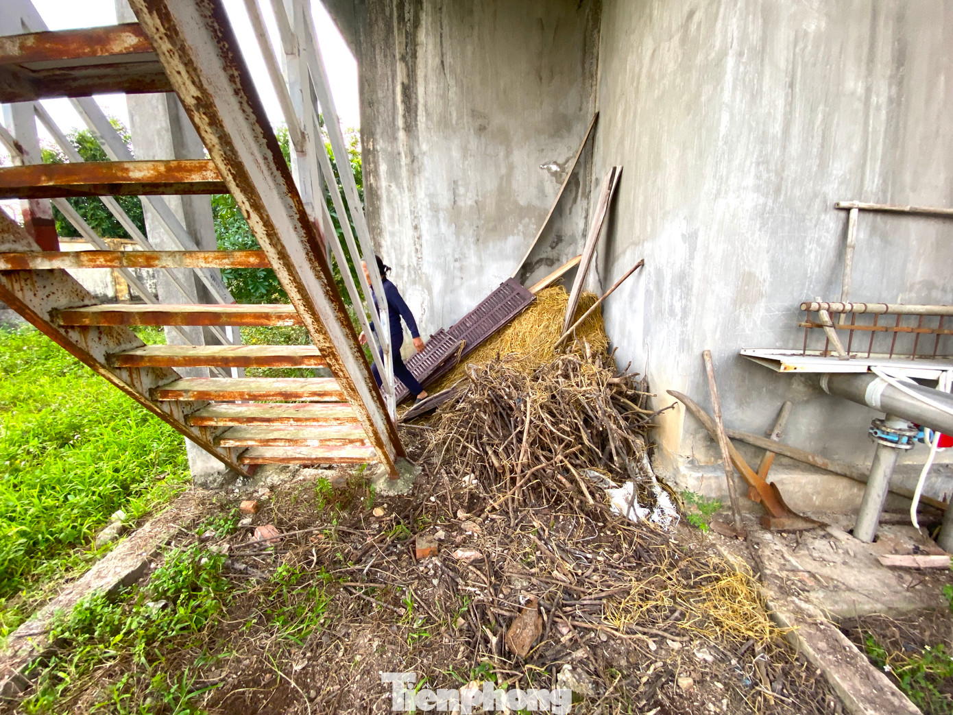 Một số khu vực trở thành nơi tập kết rơm rạ, dụng cụ sản xuất nông nghiệp của một số hộ dân xung quanh.