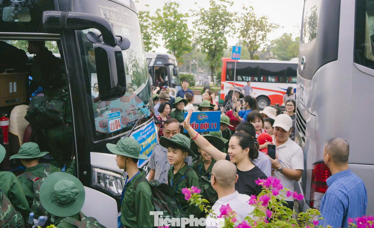 Phụ huynh học sinh vẫy chào, dặn dò các chiến sĩ nhí lên đường tham gia chương trình.