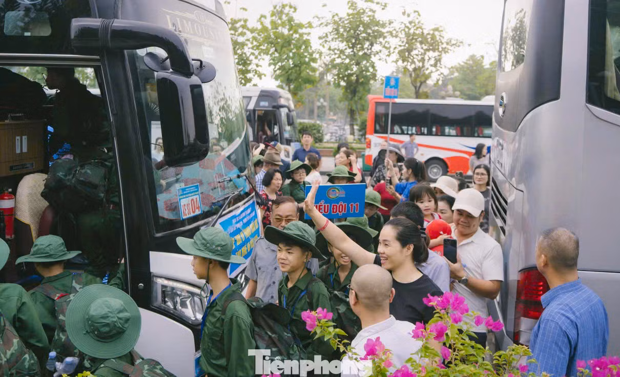 Phụ huynh học sinh vẫy chào, dặn dò các chiến sĩ nhí lên đường tham gia chương trình.