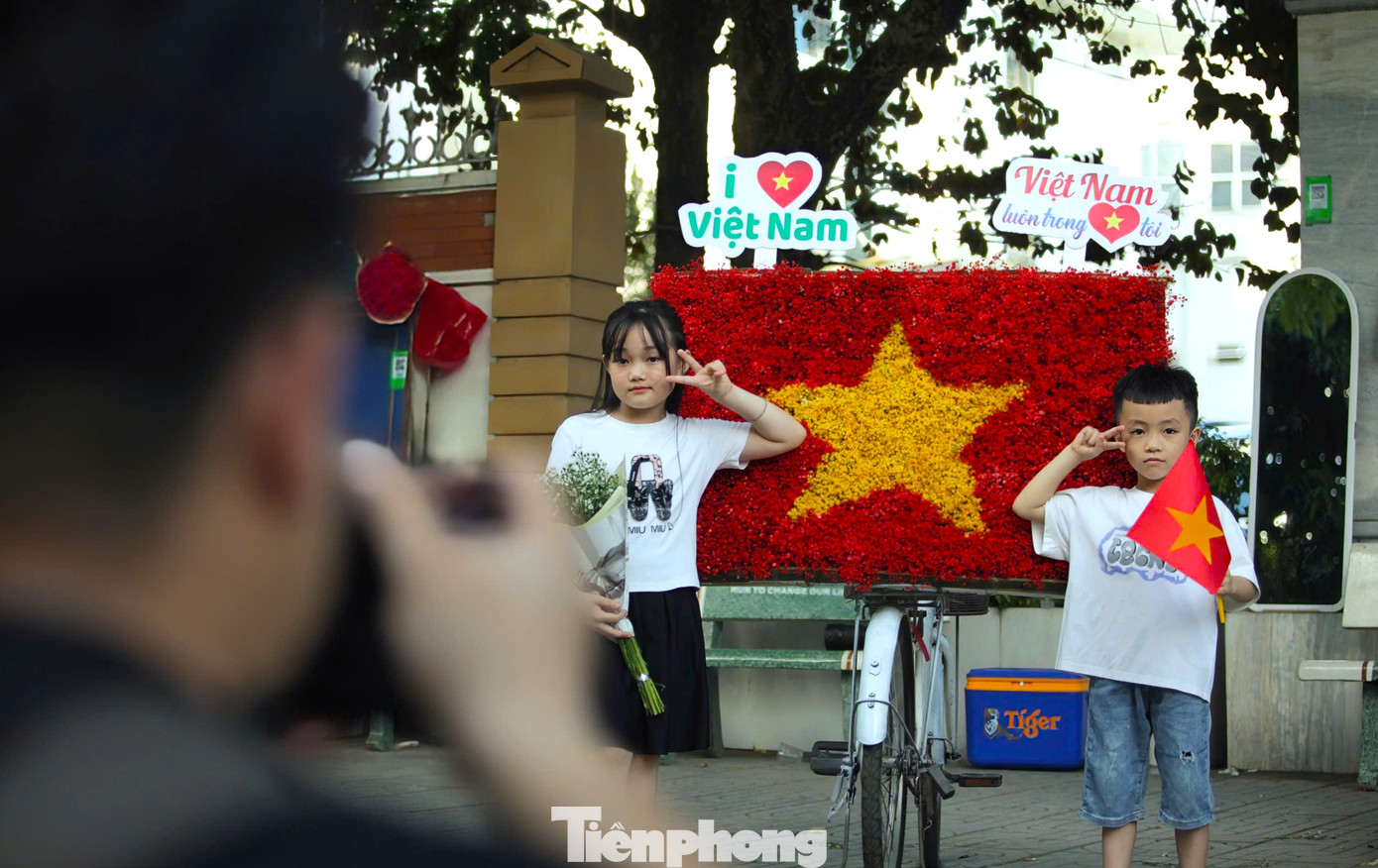 Lá cờ Tổ quốc làm từ hoa được nhiều người lựa chọn để chụp hình kỷ niệm.