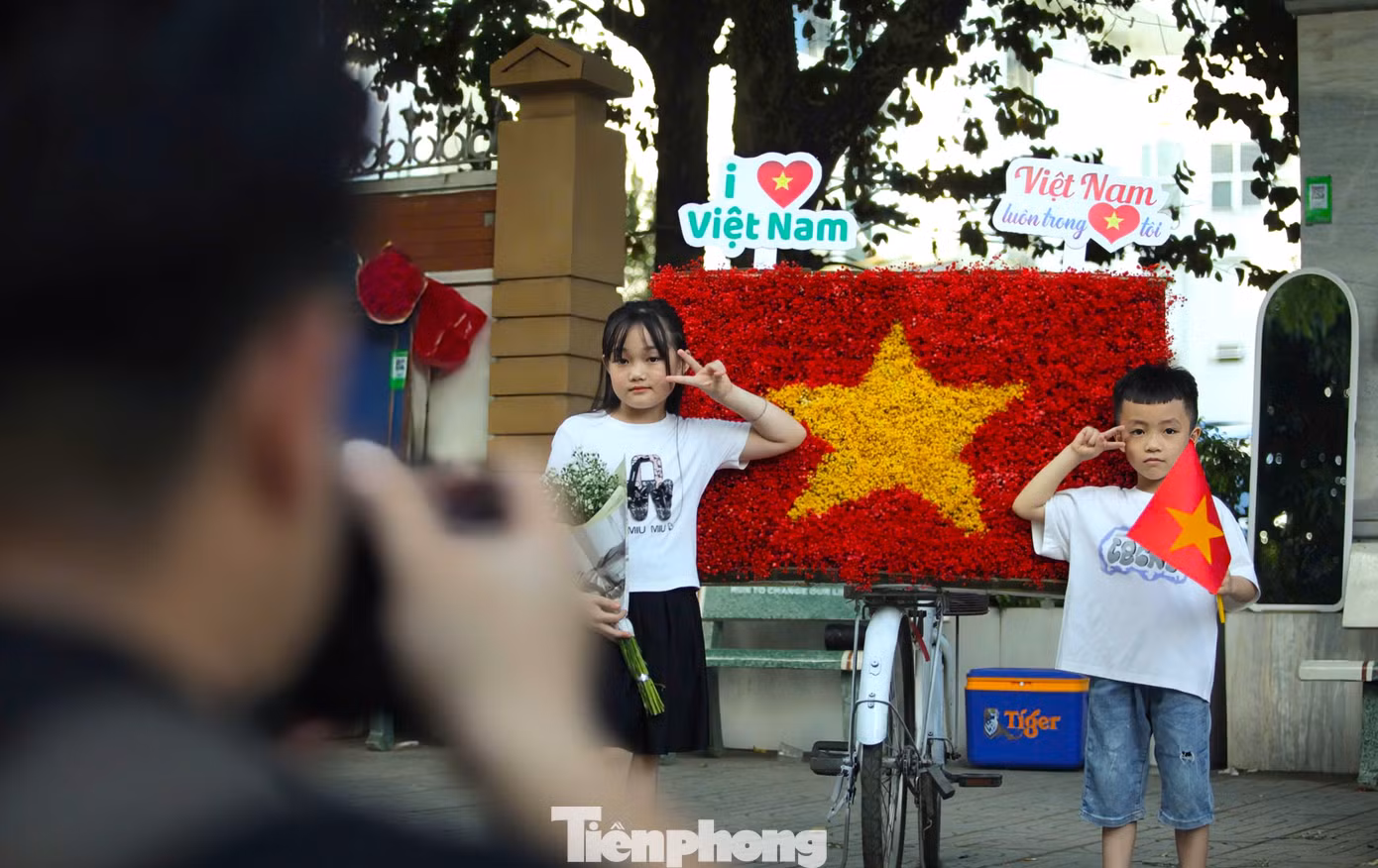 Lá cờ Tổ quốc làm từ hoa được nhiều người lựa chọn để chụp hình kỷ niệm.