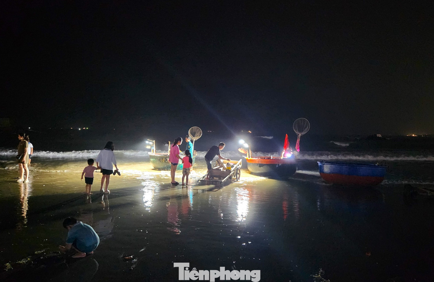 Có nhiều khi thuyền ngư dân vừa cập bến đã được du khách đón tận bờ để hỏi mua tại chỗ mà không cần phải mang lên chợ gần đó để bán.