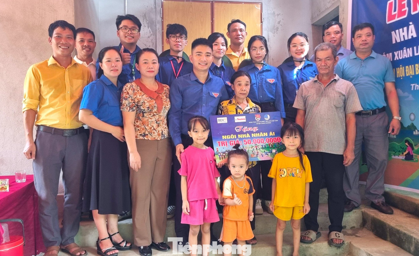 Trao tặng ngôi nhà nhân ái cho gia đình có hoàn cảnh khó khăn Bùi Thị Hoa.