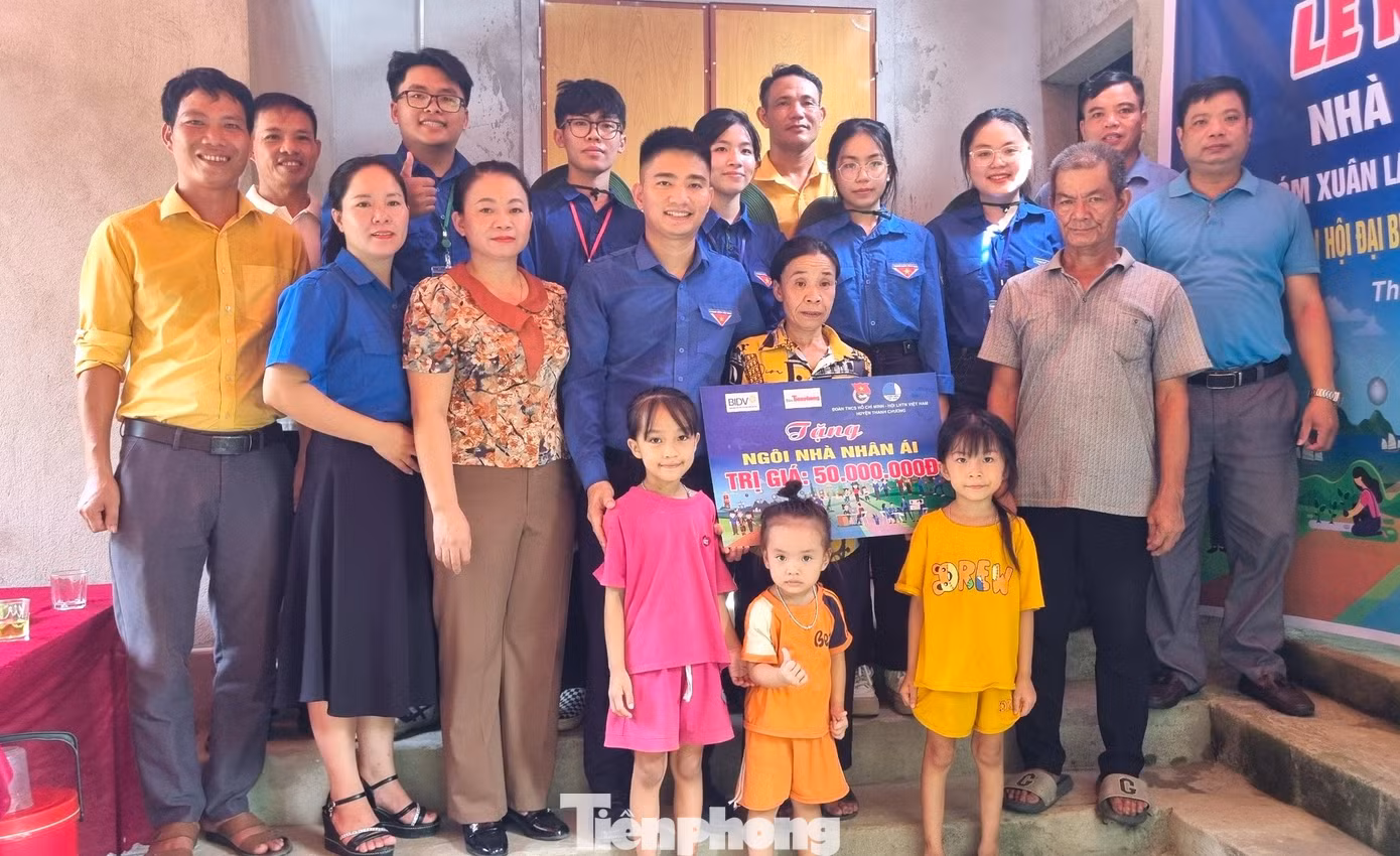 Trao tặng ngôi nhà nhân ái cho gia đình có hoàn cảnh khó khăn Bùi Thị Hoa.