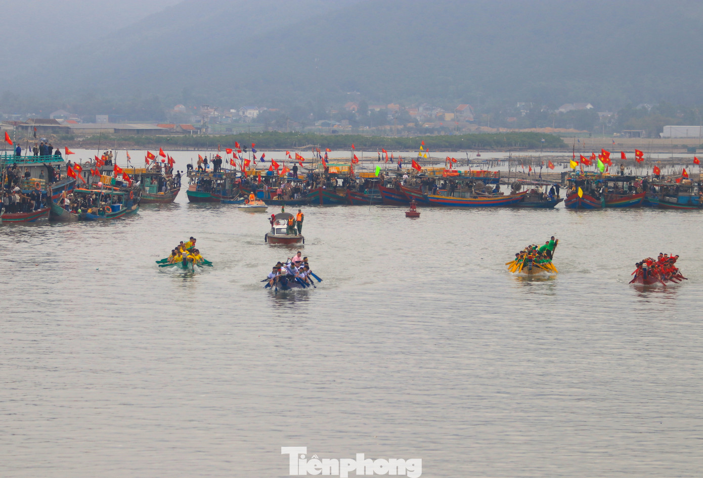 Đường đua là đoạn sông Mai Giang dài 500 m cả chiều đi lẫn chiều về. Các đội đua xuất phát từ cầu Quỳnh Phương rồi chèo đi 1 quãng 250 m và chèo quay ngược lại điểm xuất phát. Đường đua là đoạn sông Mai Giang dài 500 m cả chiều đi lẫn chiều về. Các đội đua xuất phát từ cầu Quỳnh Phương rồi chèo đi 1 quãng 250 m và chèo quay ngược lại điểm xuất phát.