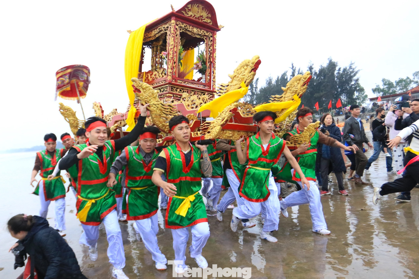 Sau các nghi lễ, các đoàn rước tiếp tục rước kiệu đi vào Đền Cờn ngoài. Đây là một trong những phần lễ được du khách và người dân mong đợi và thích thú nhất.