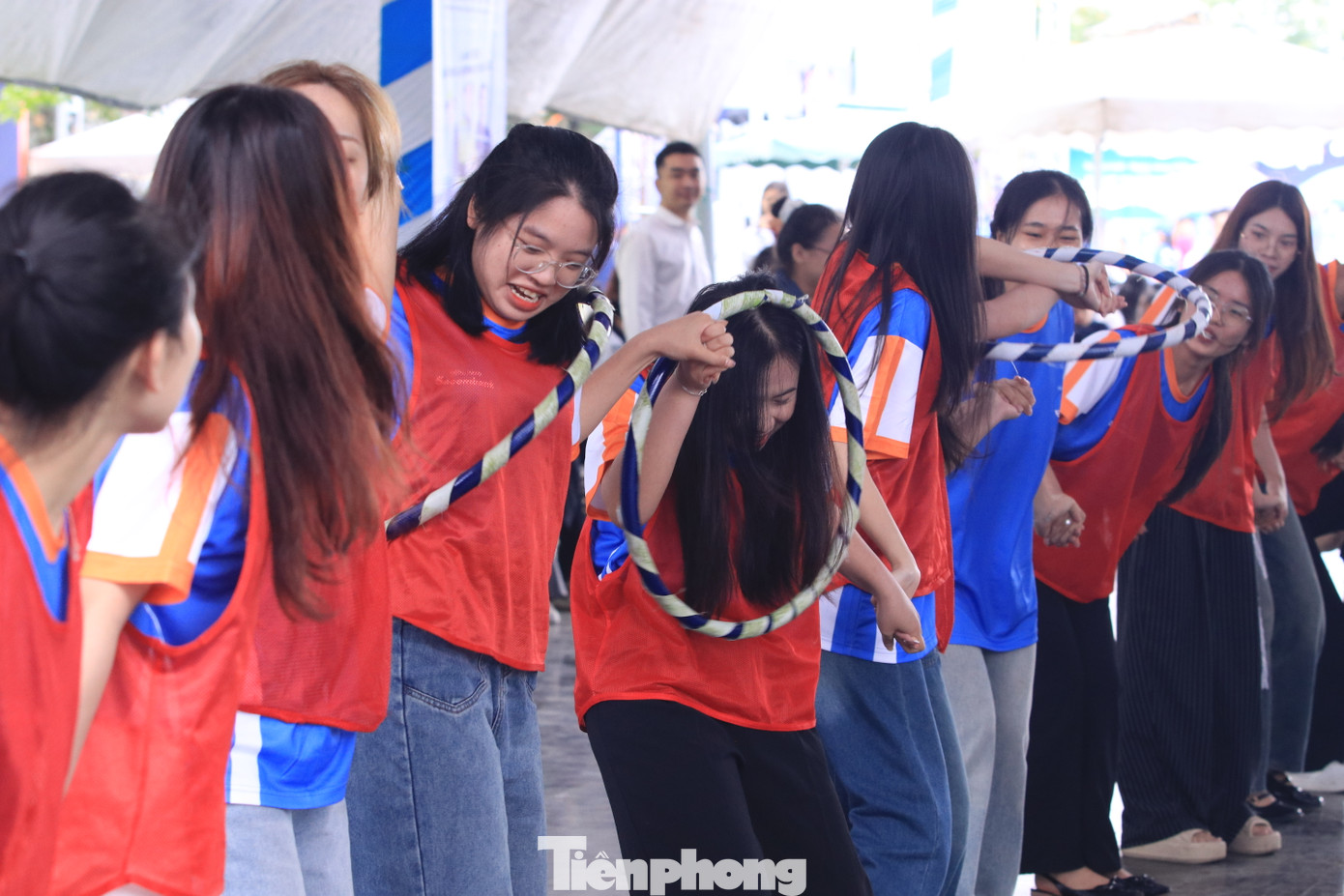 Thanh niên công nhân hứng khởi với các trò chơi. Thanh niên công nhân hứng khởi với các trò chơi.