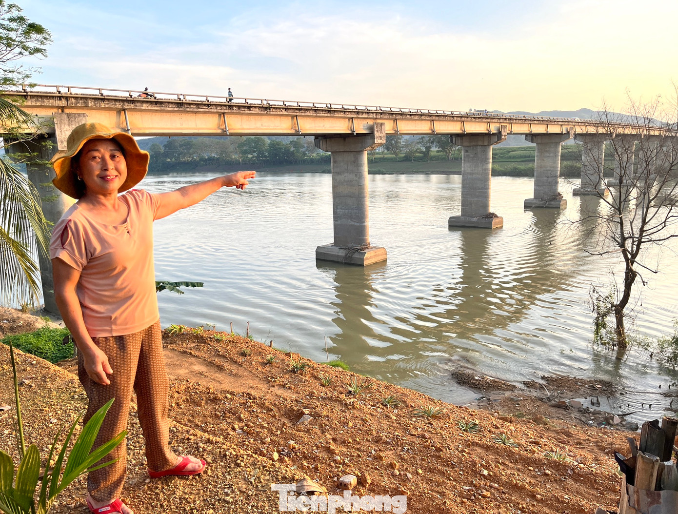 Sống ngay mép hiện trường sạt lở bờ sông, bà Nguyễn Thị Tín (SN 1964) cho biết, trước kia khu vực bị sạt lở có hàng cây tre bảo vệ bờ. Tuy nhiên, đất đá sạt lở cuốn theo cả hàng cây tre lớn và lấn sâu vào trong đất liền hơn 20m khiến đất của gia đình bà bị thu hẹp. “Trước đó tôi làm vườn, chăn nuôi ít gia cầm. Nay đất bị sạt lở hết rồi, không làm vườn cũng không chăn nuôi được nữa. Giờ lo sợ sạt lở vào nhà thì nguy”, bà Tín nói.