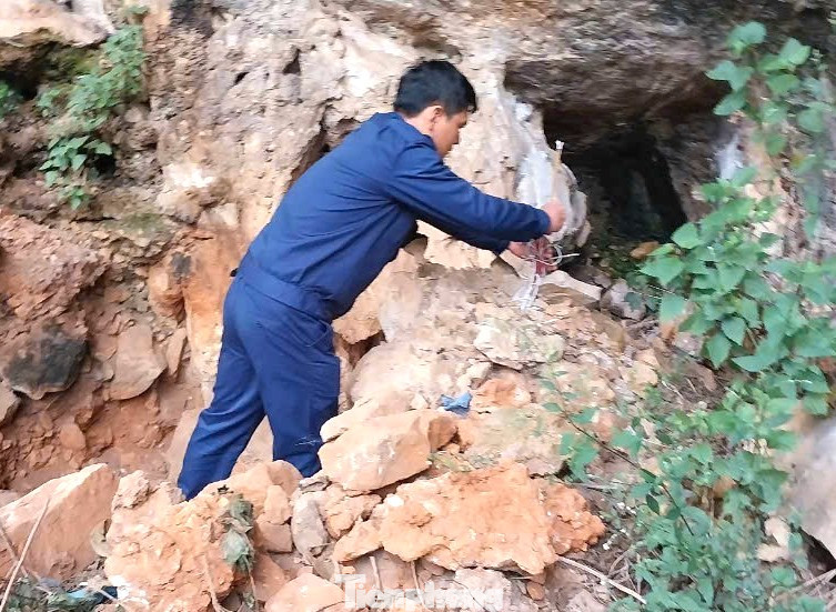 Để tìm kiếm và quy tập được các phần mộ, lực lượng phải chia thành nhiều hướng, nhiều mũi, đi vào rừng sâu, núi cao. "Các phần mộ được tìm thấy chủ yếu nằm ở vùng núi cao, hang đá", Thượng tá Chế Ngọc Hà - Đội trưởng Đội Quy tập cho biết. Để tìm kiếm và quy tập được các phần mộ, lực lượng phải chia thành nhiều hướng, nhiều mũi, đi vào rừng sâu, núi cao. "Các phần mộ được tìm thấy chủ yếu nằm ở vùng núi cao, hang đá", Thượng tá Chế Ngọc Hà - Đội trưởng Đội Quy tập cho biết.