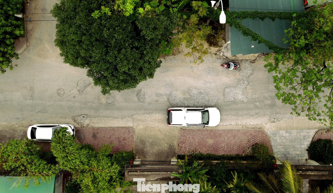 Tuyến đường dài chỉ hơn một km nhưng chi chít "ổ gà", "ổ voi" khiến người dân và các phương tiện luôn nơm nớp lo sợ mỗi khi đi qua. Tuyến đường dài chỉ hơn một km nhưng chi chít "ổ gà", "ổ voi" khiến người dân và các phương tiện luôn nơm nớp lo sợ mỗi khi đi qua.