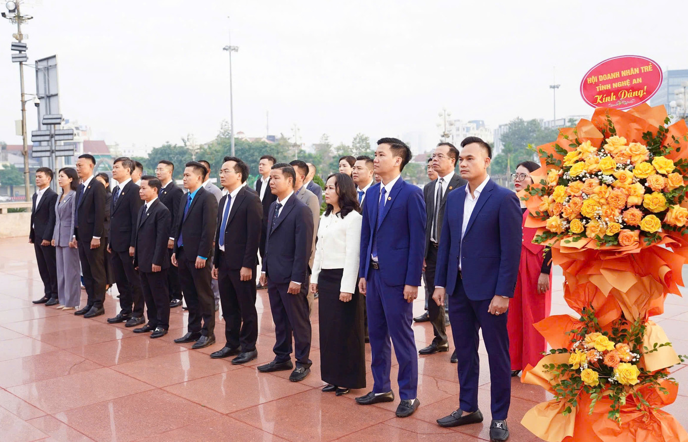 Trước khi diễn ra Đại hội, Đoàn đại biểu Đại hội Hội Doanh nhân trẻ tỉnh Nghệ An lần thứ V, nhiệm kỳ 2024 - 2029 đã tiến hành dâng hoa, dâng hương báo công với Bác tại Quảng trường Hồ Chí Minh.
